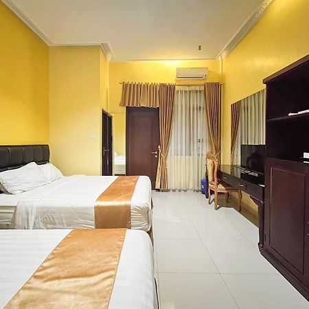 Kartika Hotel Syariah Pacitan Mitra Reddoorz エクステリア 写真