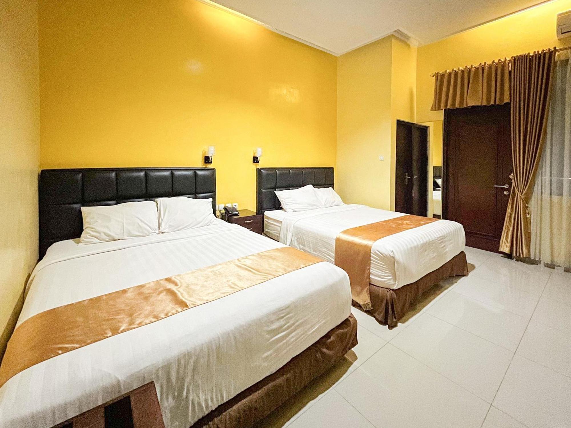 Kartika Hotel Syariah Pacitan Mitra Reddoorz エクステリア 写真