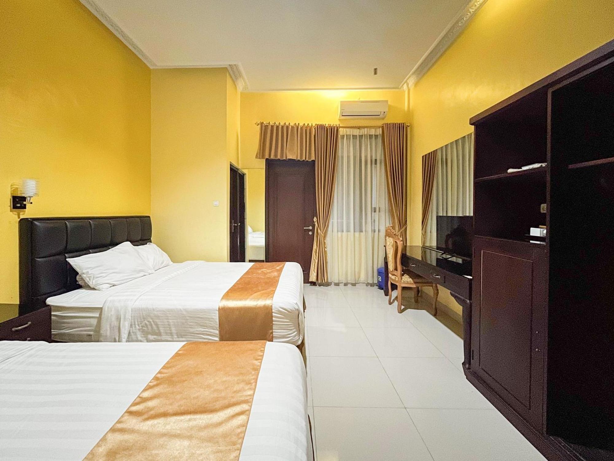 Kartika Hotel Syariah Pacitan Mitra Reddoorz エクステリア 写真