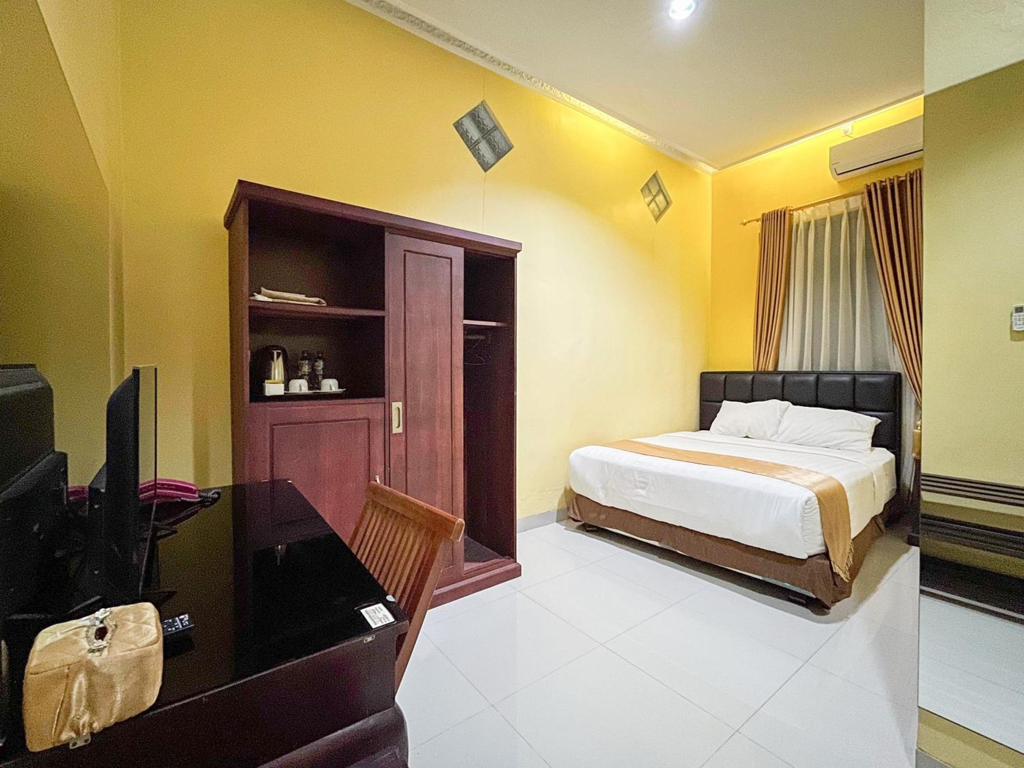 Kartika Hotel Syariah Pacitan Mitra Reddoorz エクステリア 写真