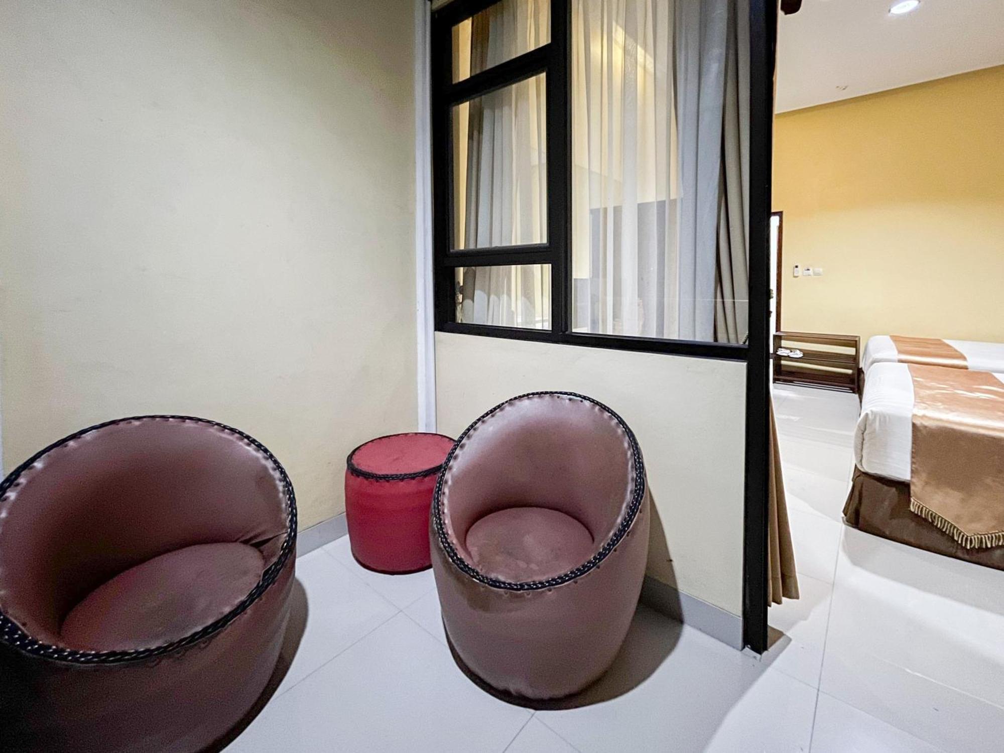 Kartika Hotel Syariah Pacitan Mitra Reddoorz エクステリア 写真