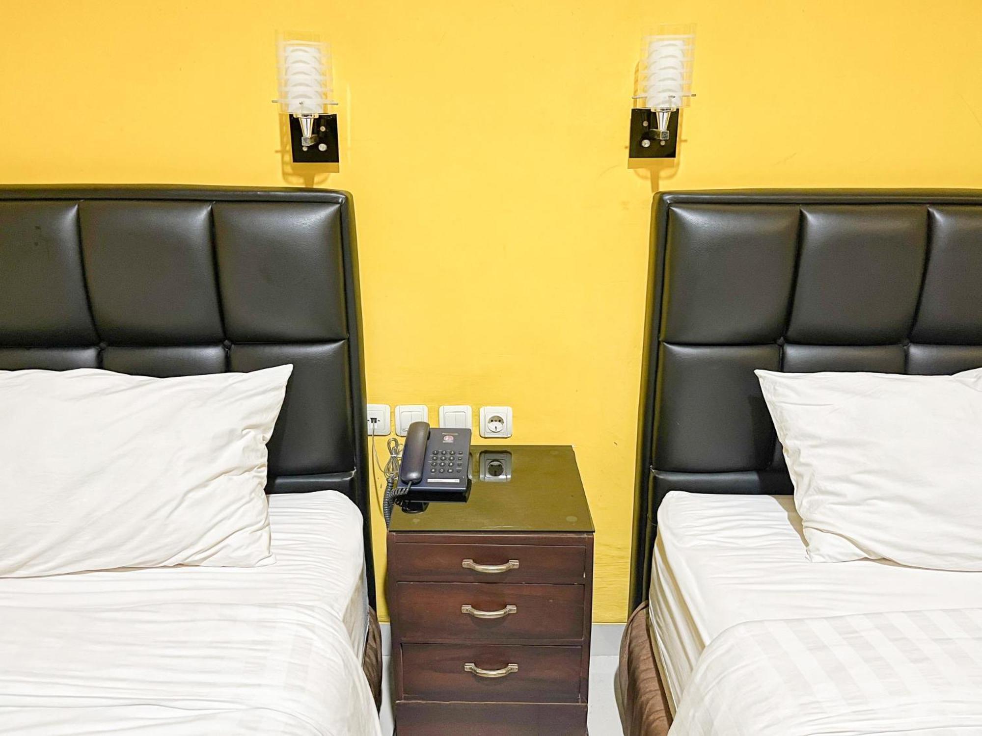 Kartika Hotel Syariah Pacitan Mitra Reddoorz エクステリア 写真