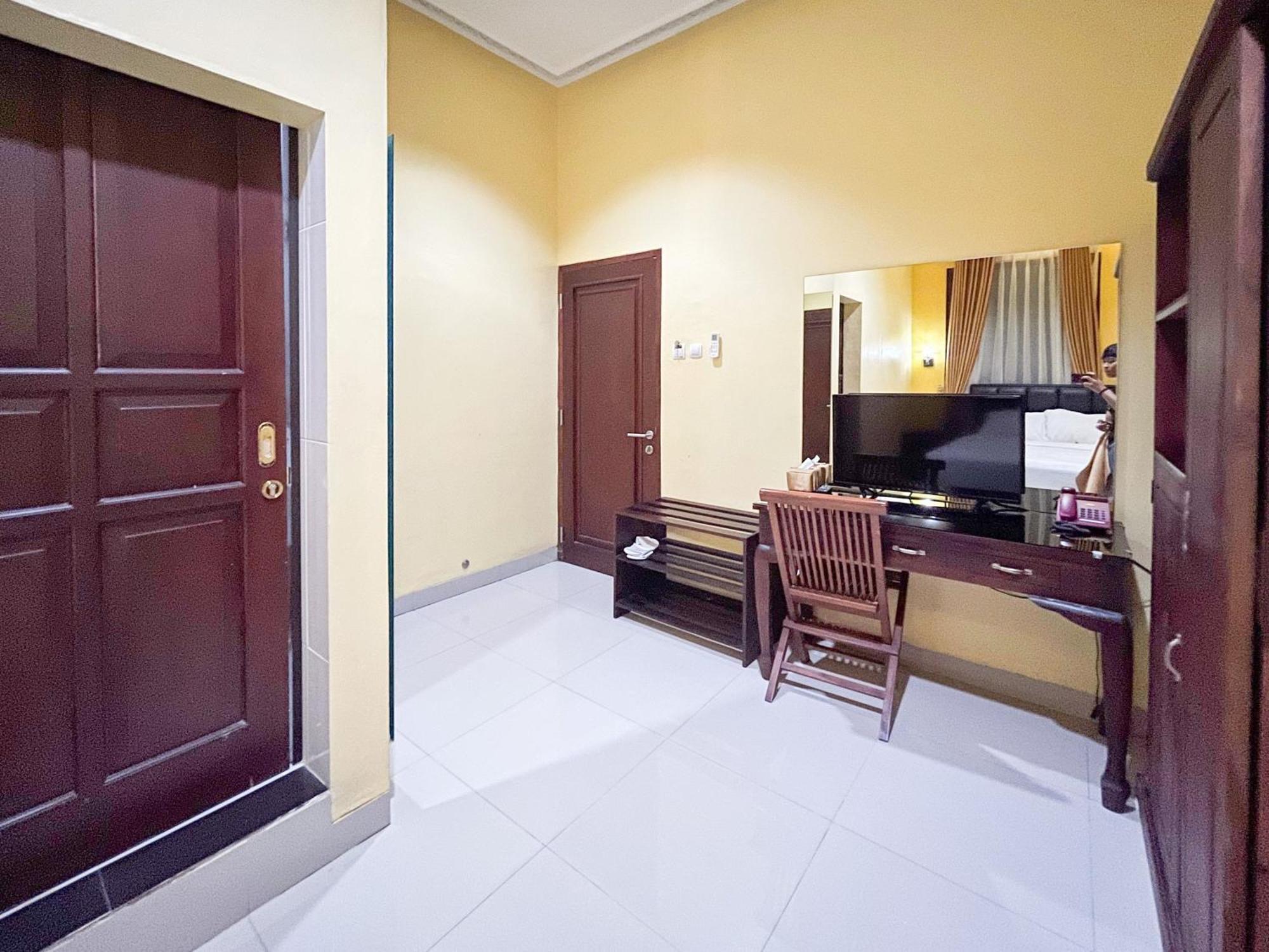 Kartika Hotel Syariah Pacitan Mitra Reddoorz エクステリア 写真