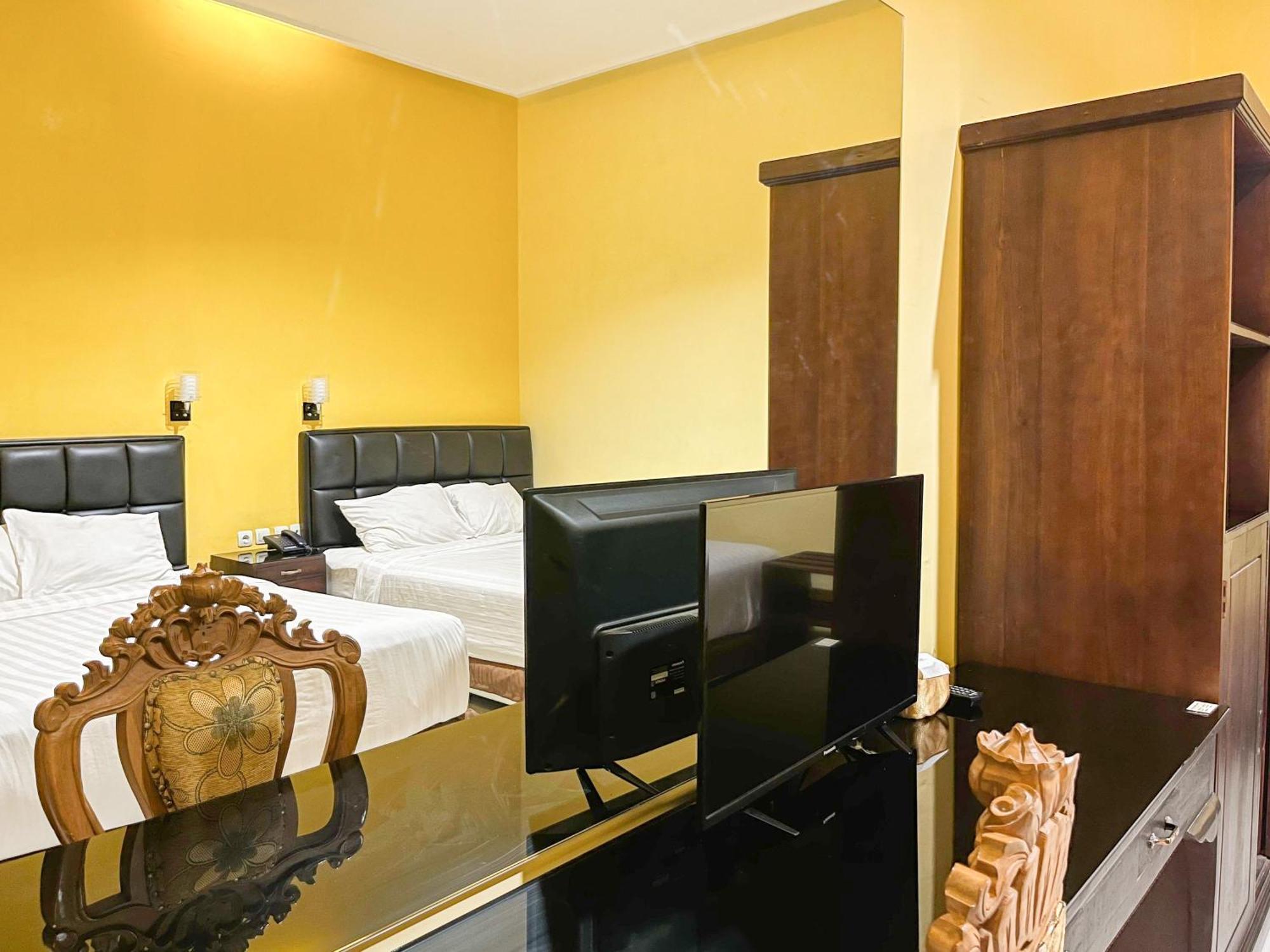 Kartika Hotel Syariah Pacitan Mitra Reddoorz エクステリア 写真