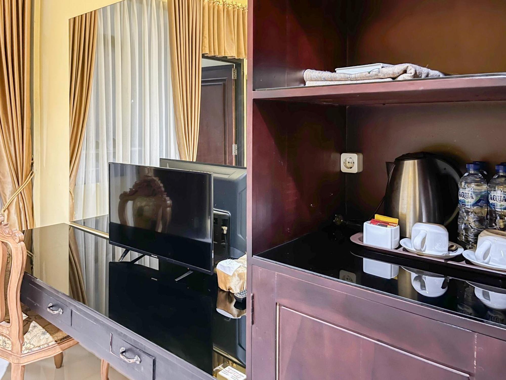 Kartika Hotel Syariah Pacitan Mitra Reddoorz エクステリア 写真