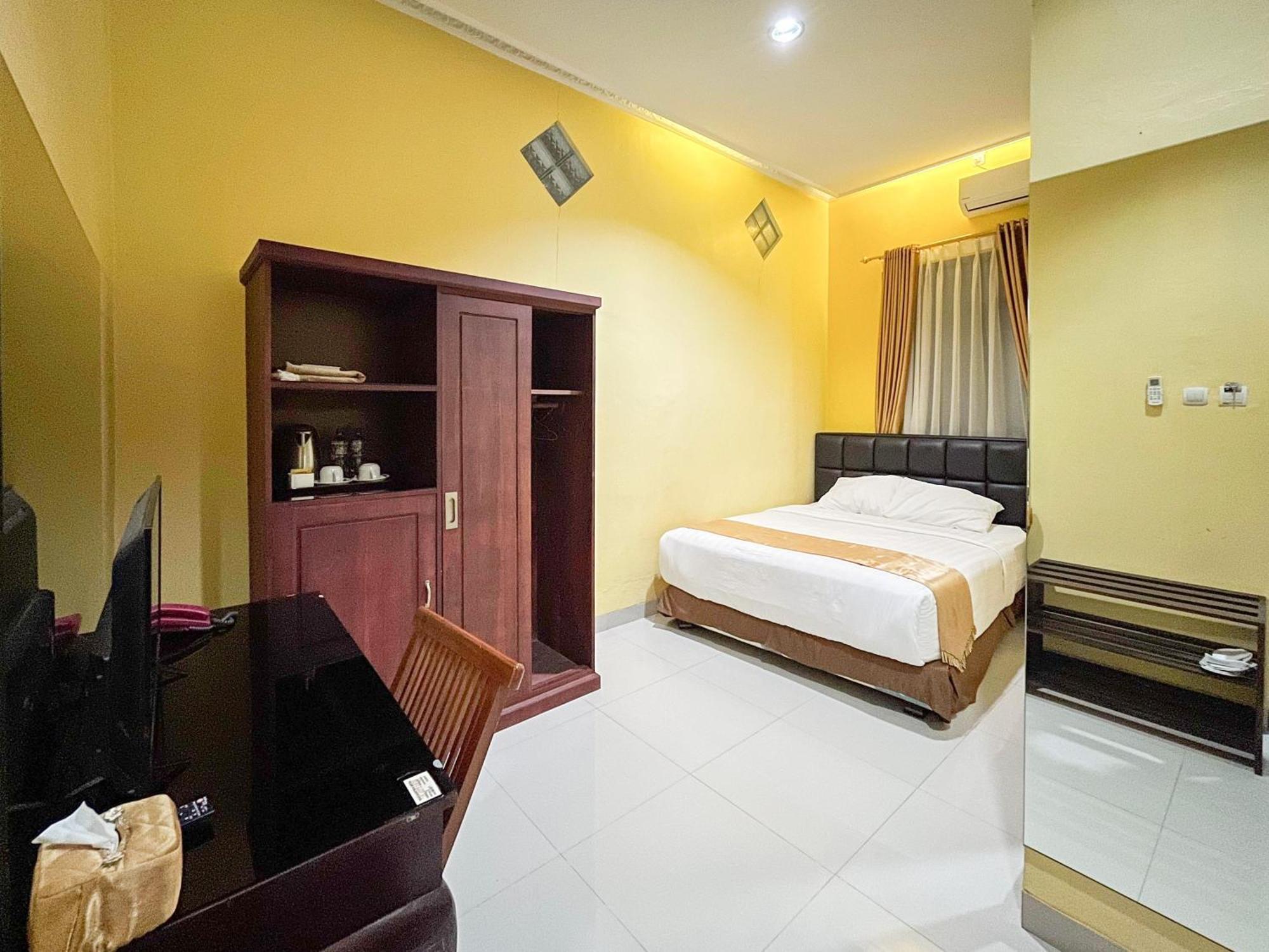 Kartika Hotel Syariah Pacitan Mitra Reddoorz エクステリア 写真