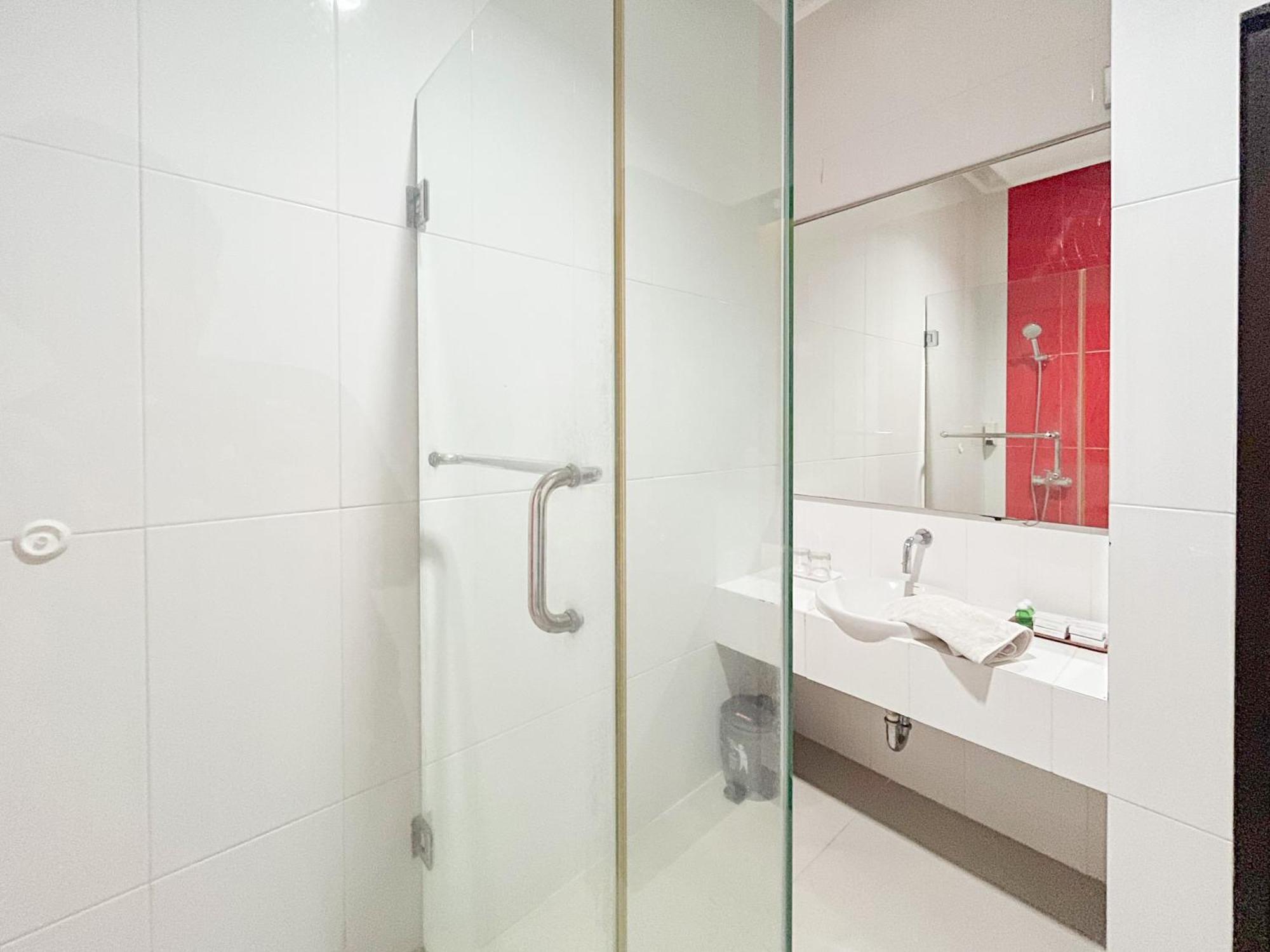 Kartika Hotel Syariah Pacitan Mitra Reddoorz エクステリア 写真