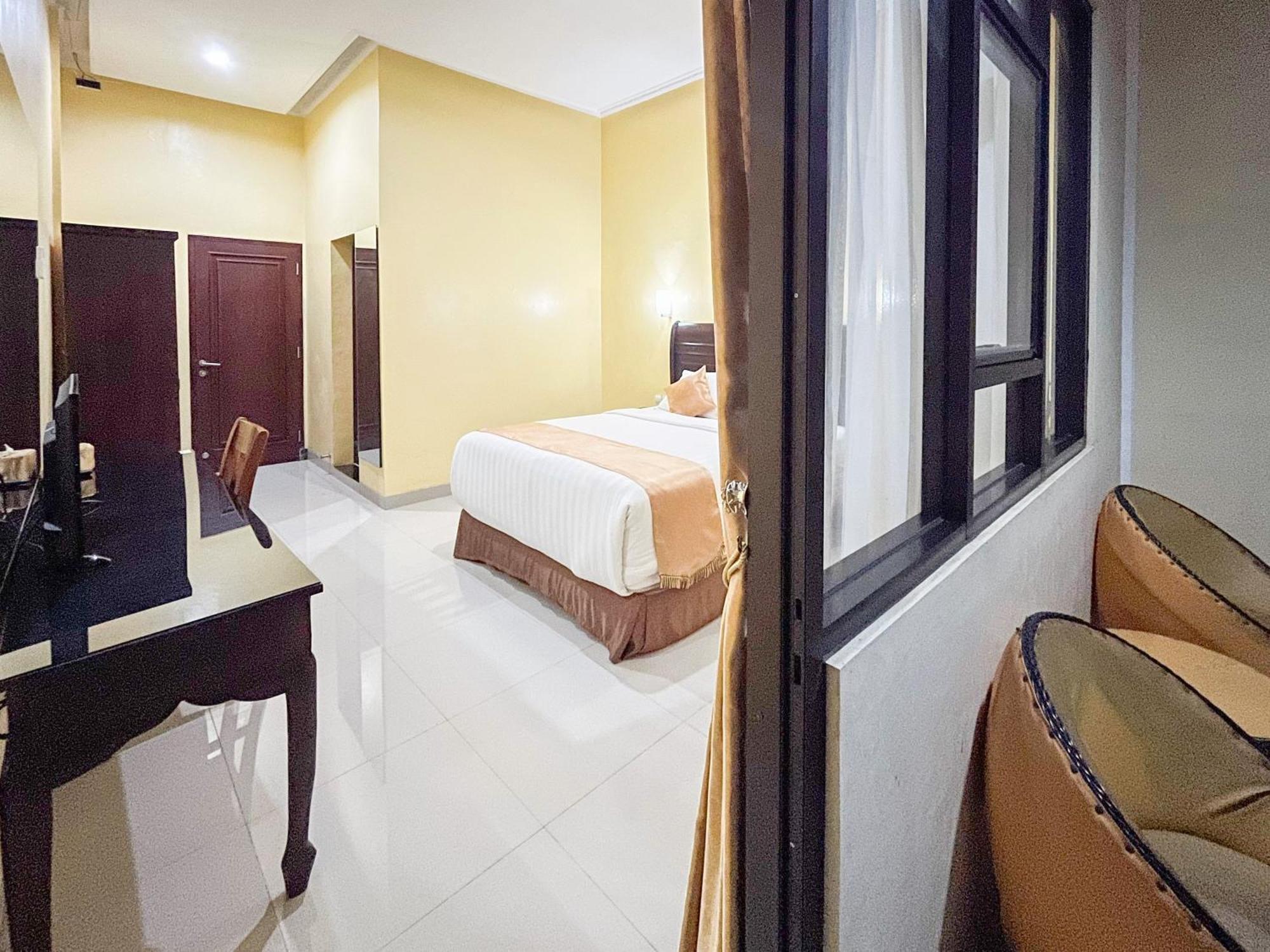 Kartika Hotel Syariah Pacitan Mitra Reddoorz エクステリア 写真