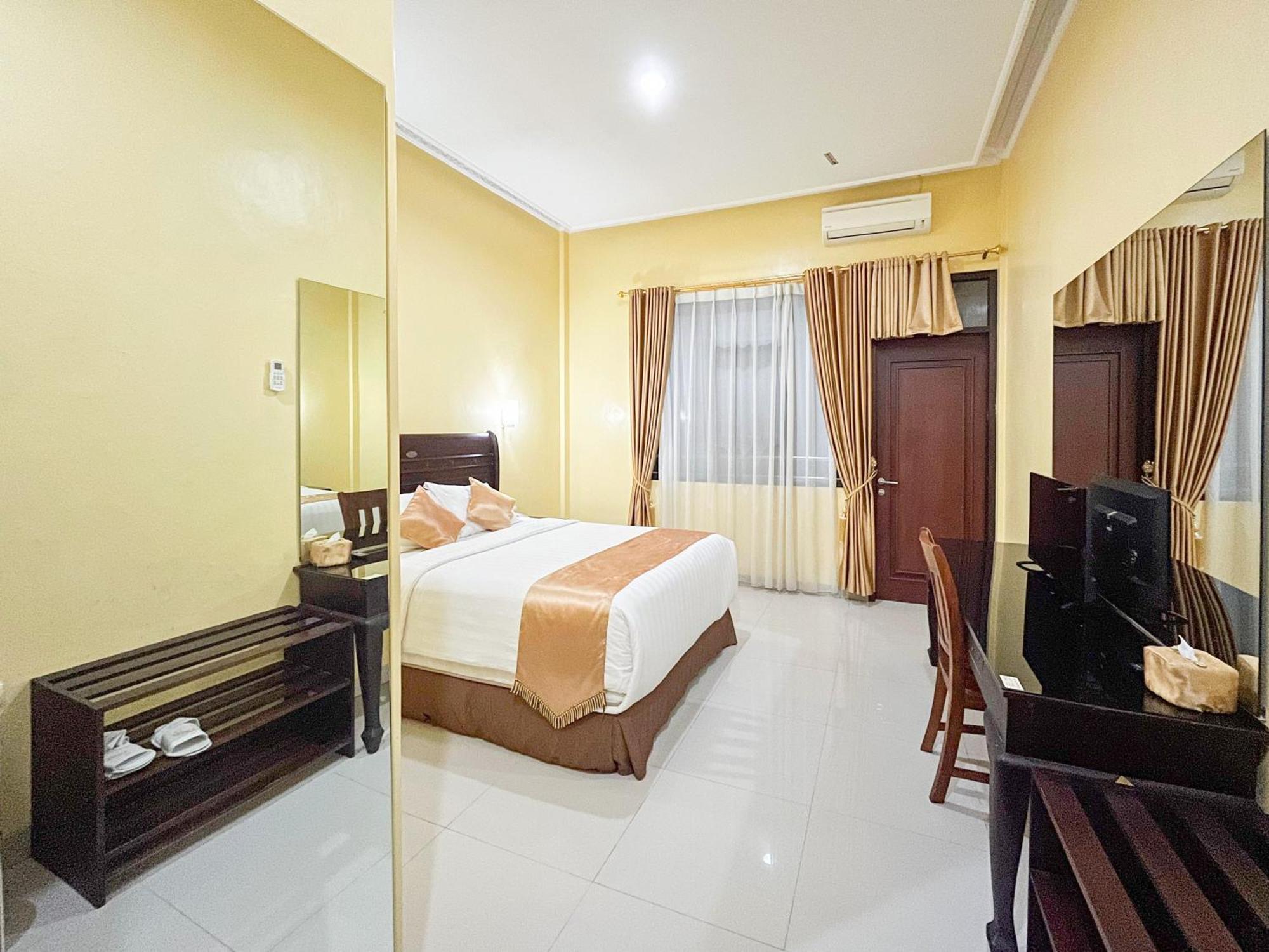 Kartika Hotel Syariah Pacitan Mitra Reddoorz エクステリア 写真