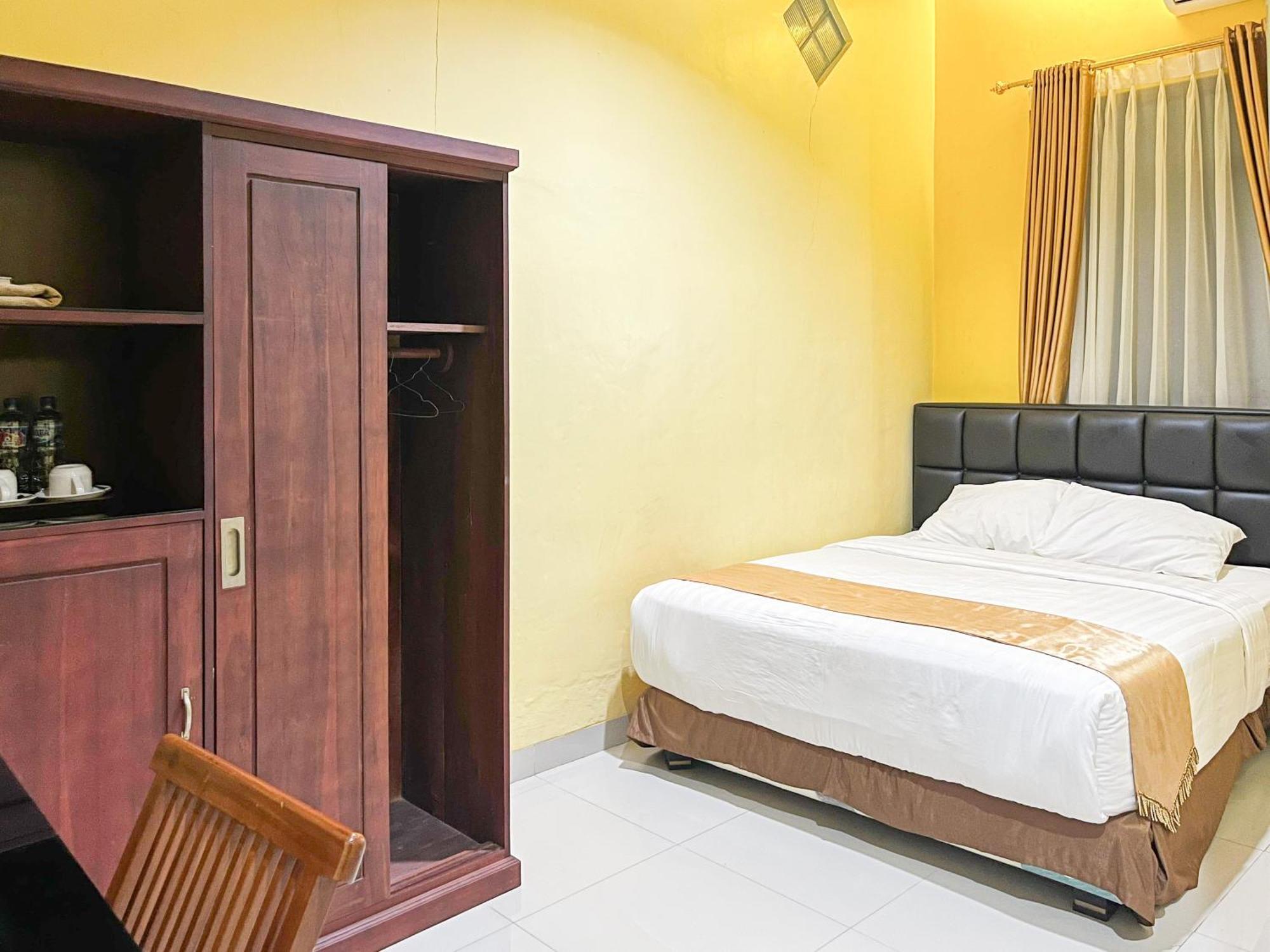 Kartika Hotel Syariah Pacitan Mitra Reddoorz エクステリア 写真