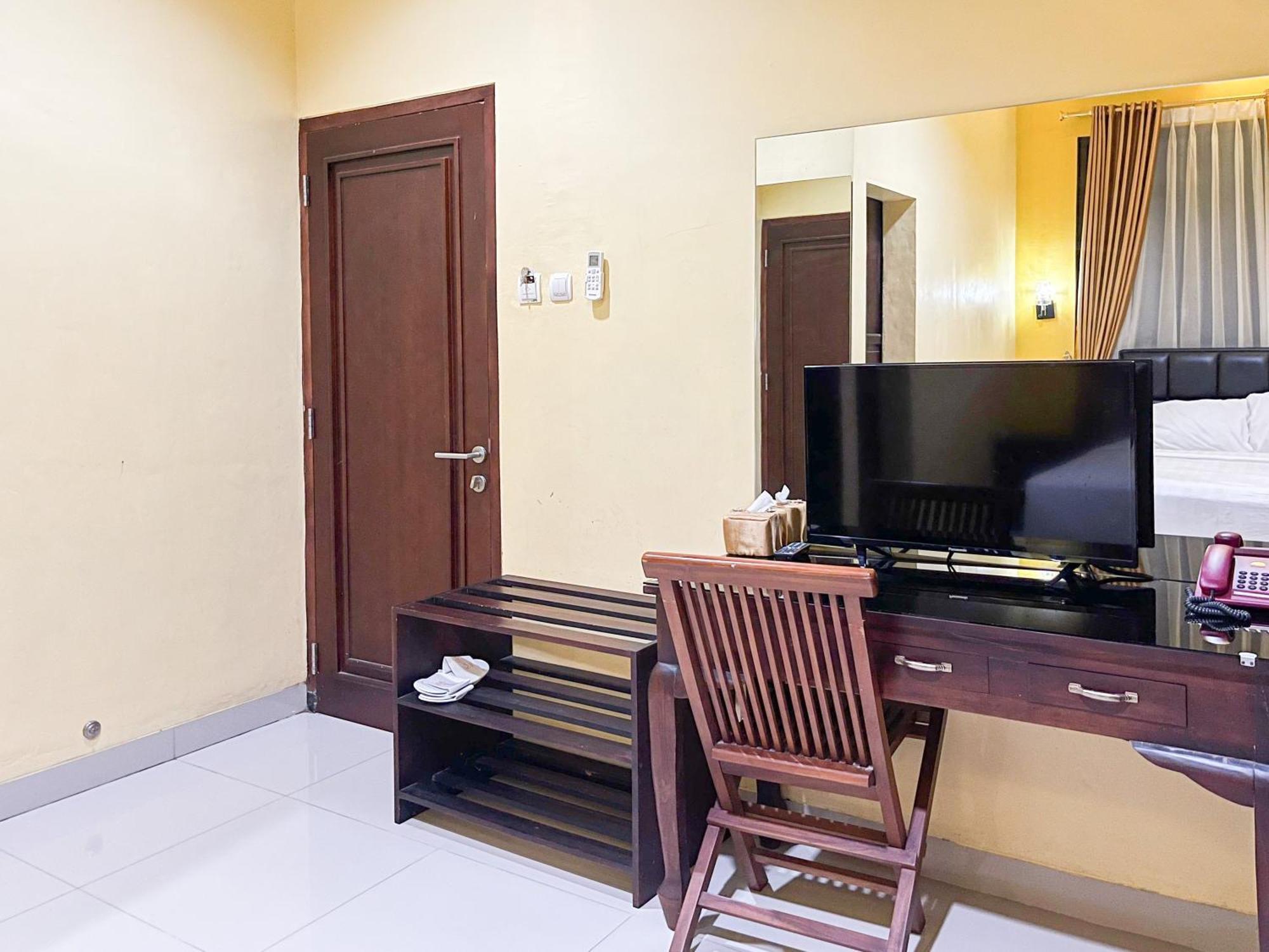 Kartika Hotel Syariah Pacitan Mitra Reddoorz エクステリア 写真