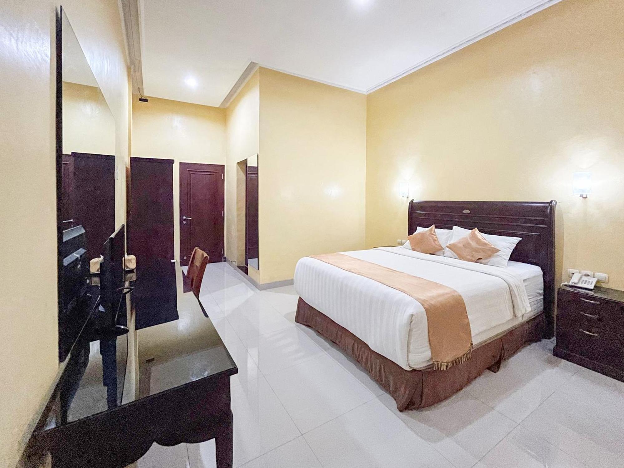 Kartika Hotel Syariah Pacitan Mitra Reddoorz エクステリア 写真