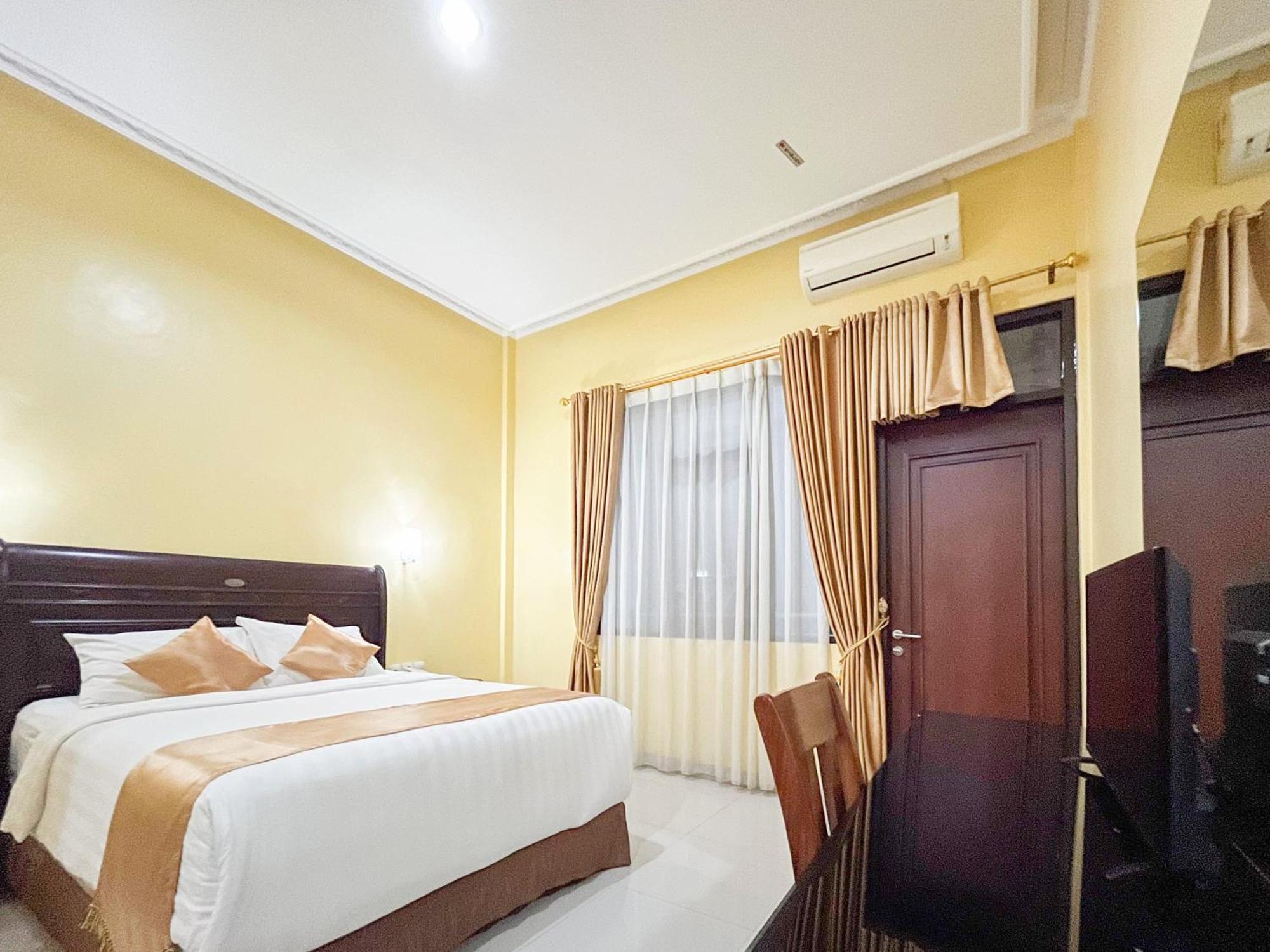 Kartika Hotel Syariah Pacitan Mitra Reddoorz エクステリア 写真