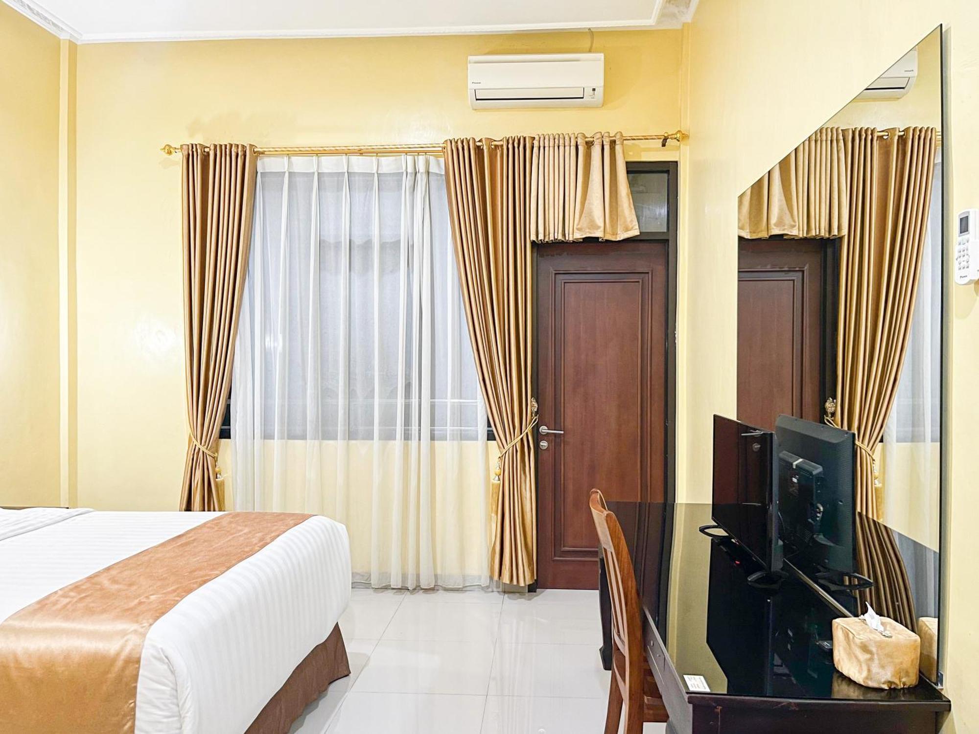 Kartika Hotel Syariah Pacitan Mitra Reddoorz エクステリア 写真
