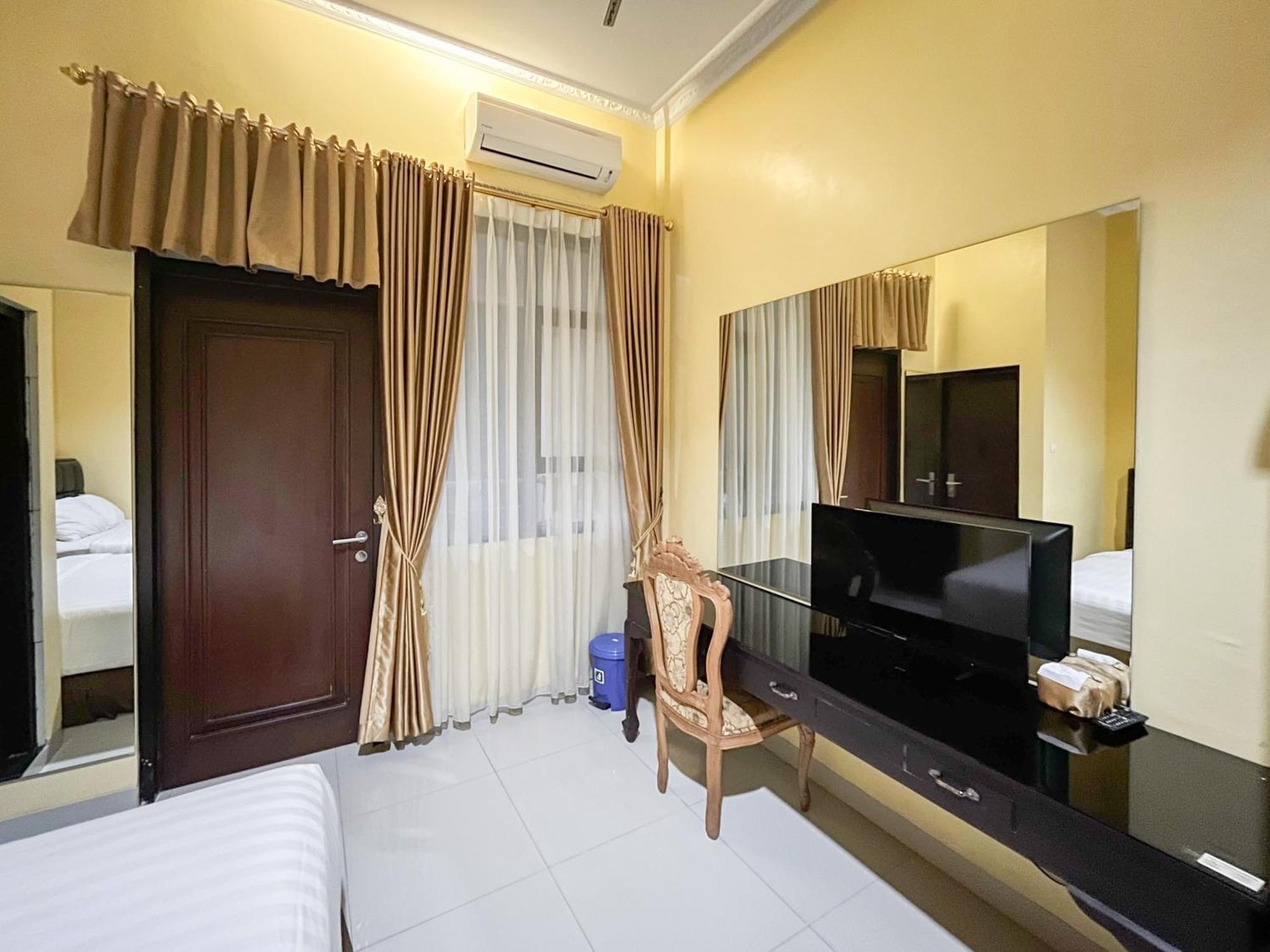 Kartika Hotel Syariah Pacitan Mitra Reddoorz エクステリア 写真