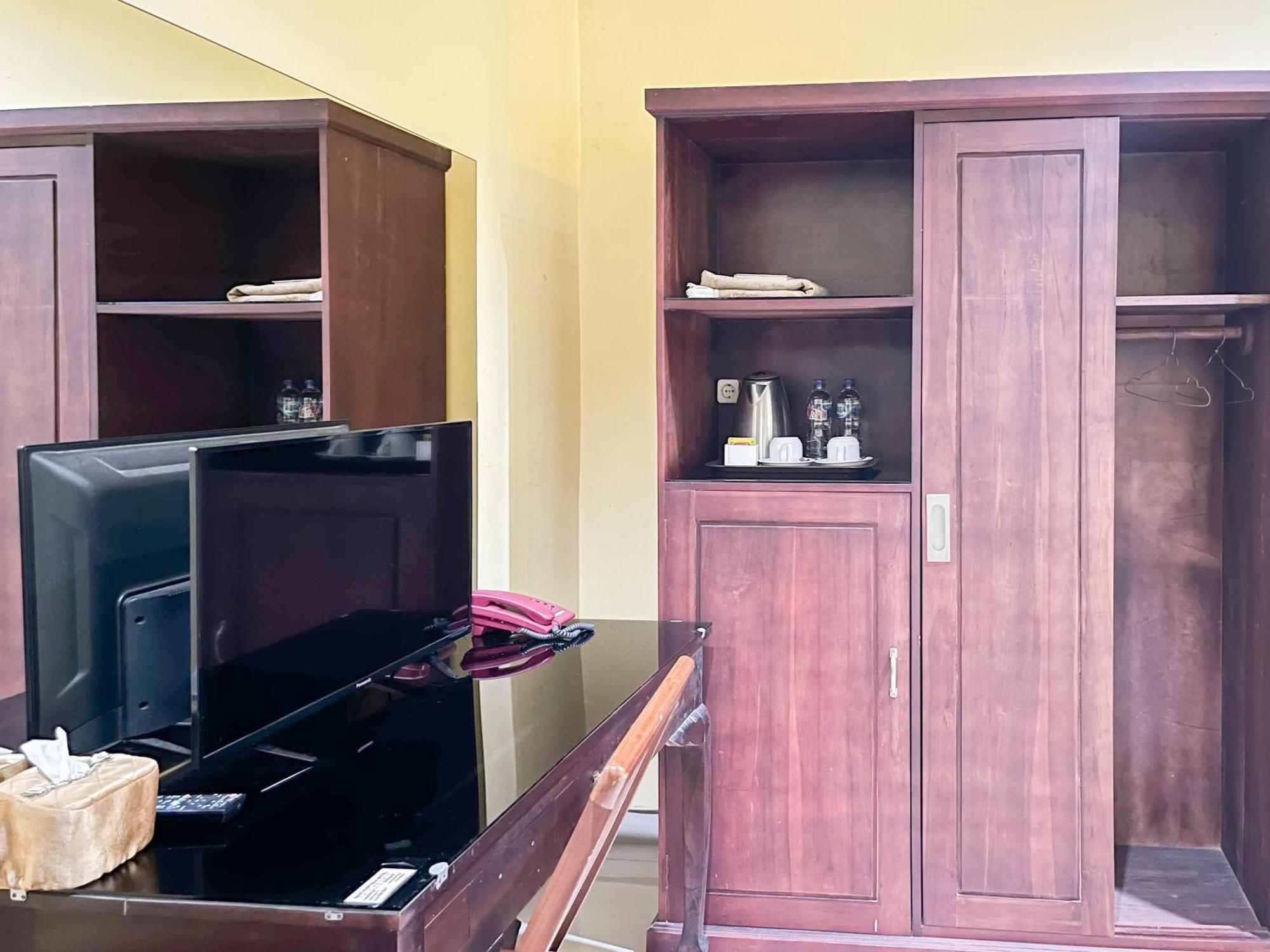 Kartika Hotel Syariah Pacitan Mitra Reddoorz エクステリア 写真