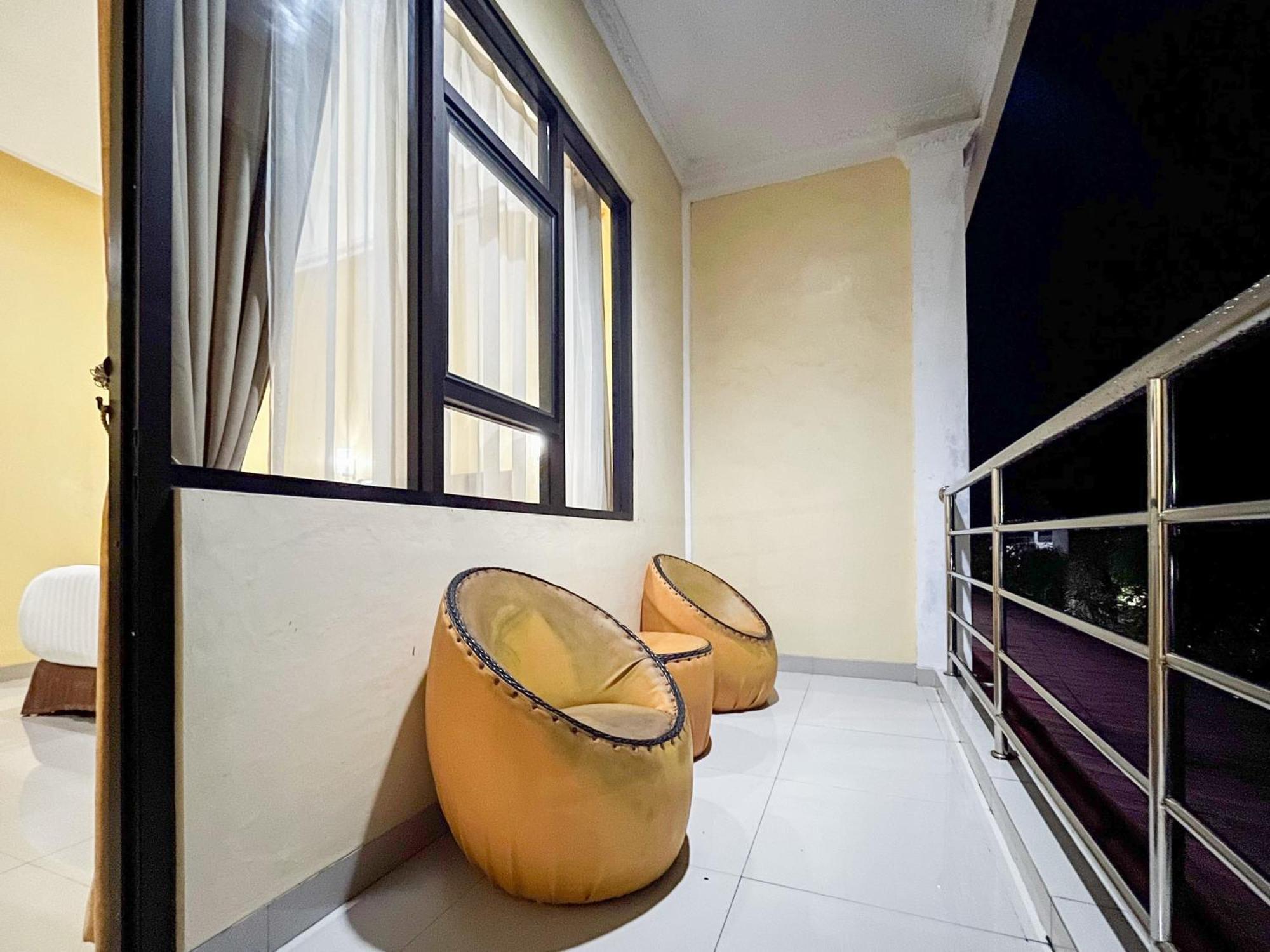 Kartika Hotel Syariah Pacitan Mitra Reddoorz エクステリア 写真