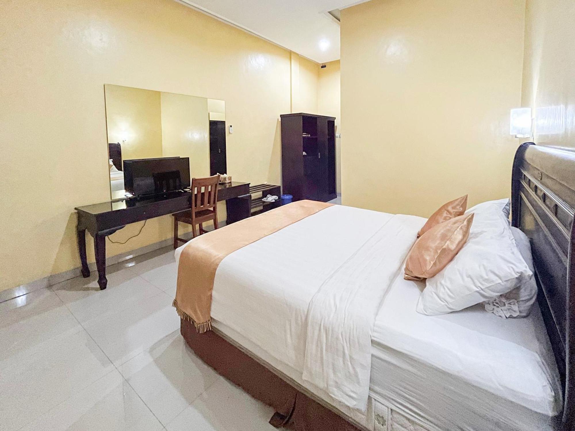 Kartika Hotel Syariah Pacitan Mitra Reddoorz エクステリア 写真