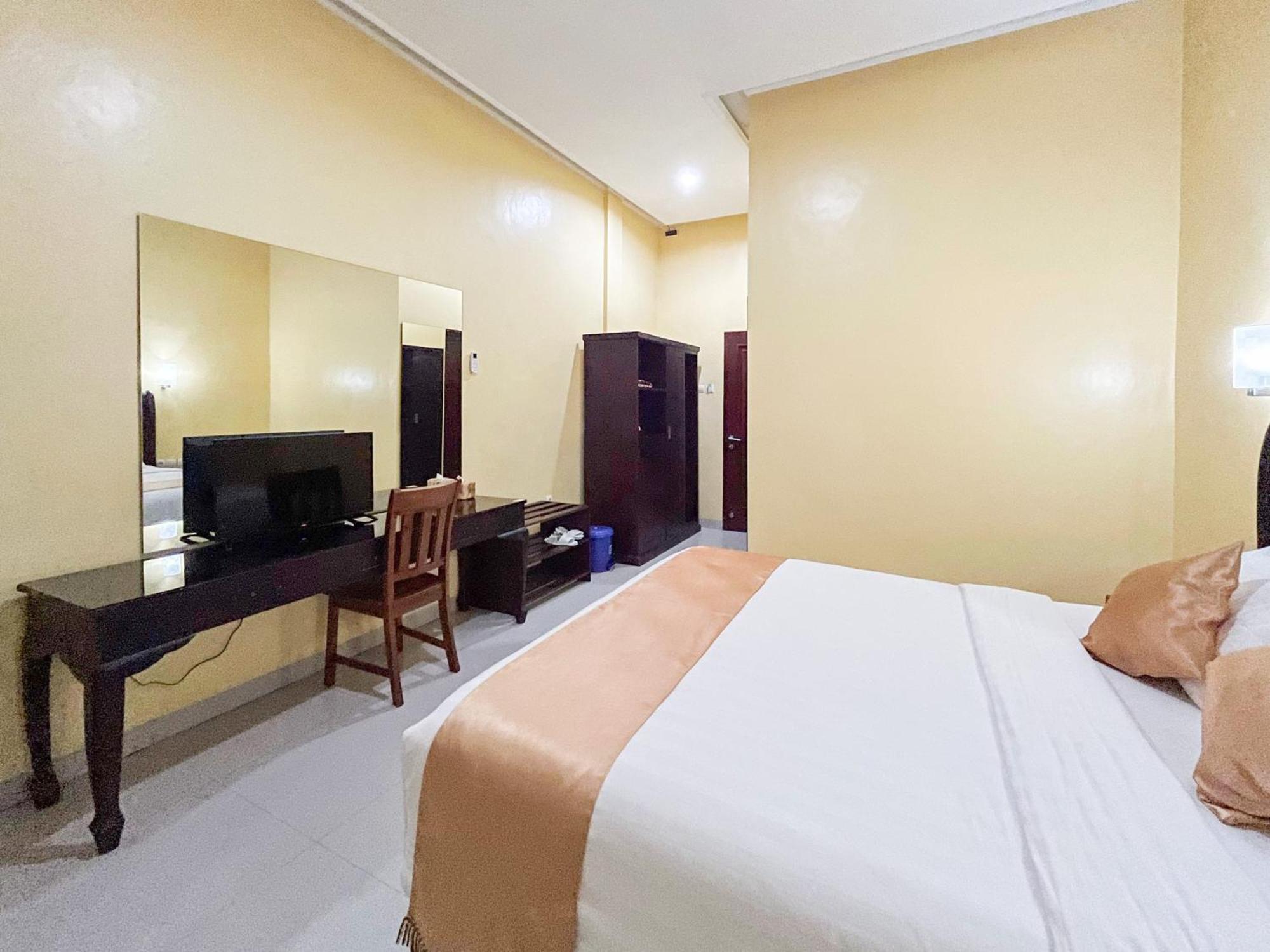 Kartika Hotel Syariah Pacitan Mitra Reddoorz エクステリア 写真