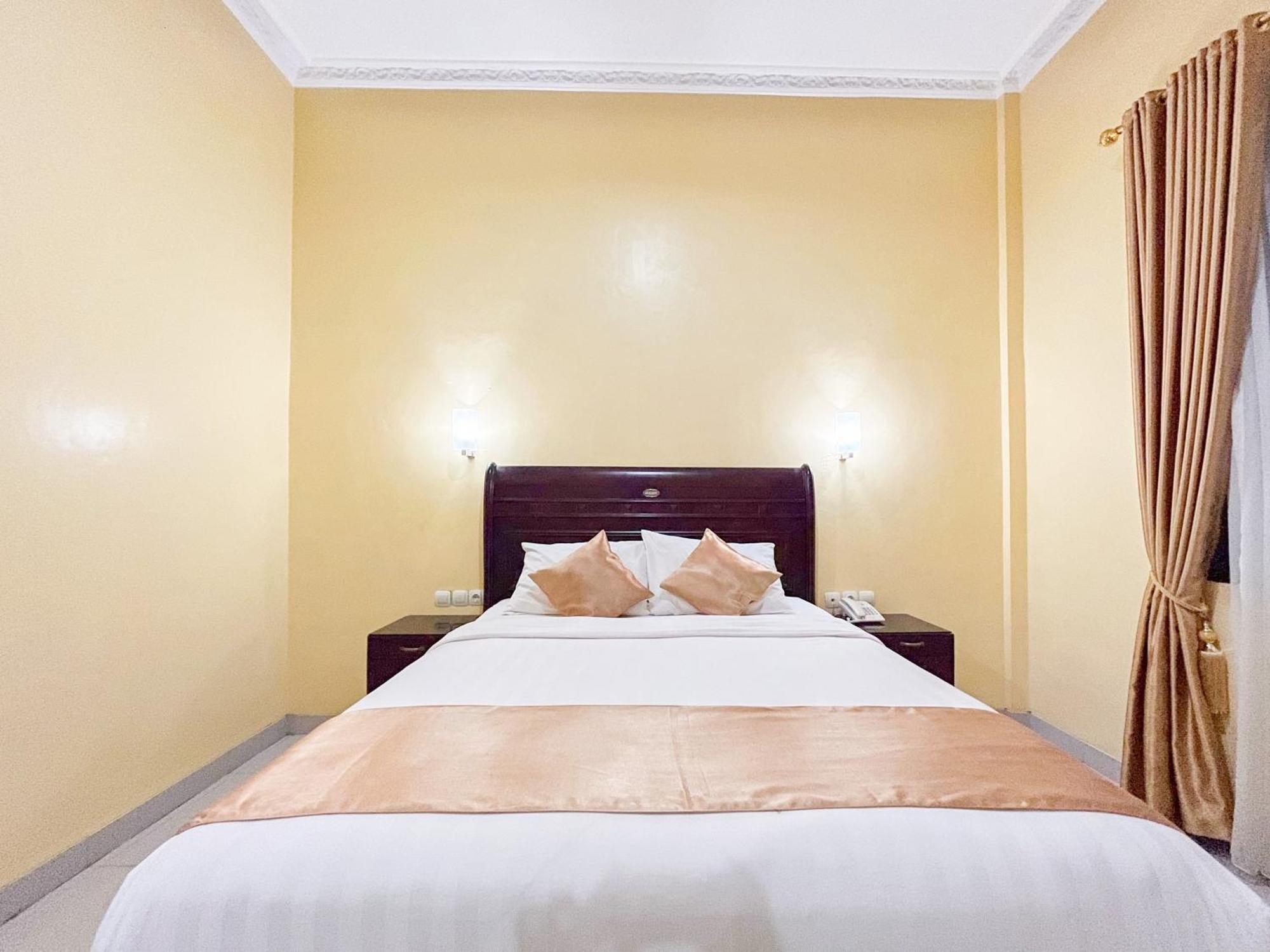 Kartika Hotel Syariah Pacitan Mitra Reddoorz エクステリア 写真