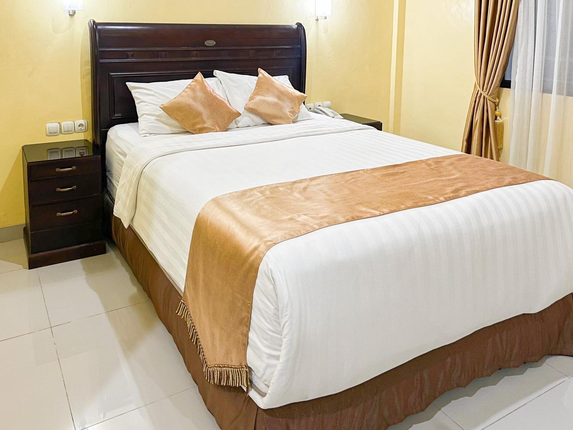 Kartika Hotel Syariah Pacitan Mitra Reddoorz エクステリア 写真