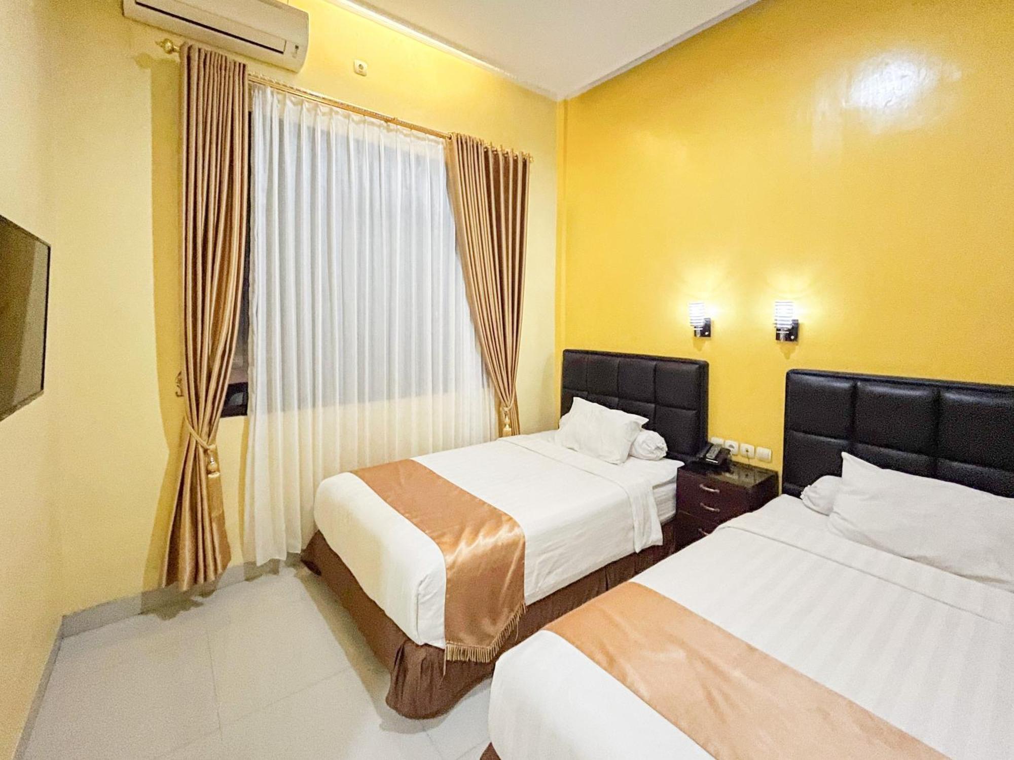 Kartika Hotel Syariah Pacitan Mitra Reddoorz エクステリア 写真