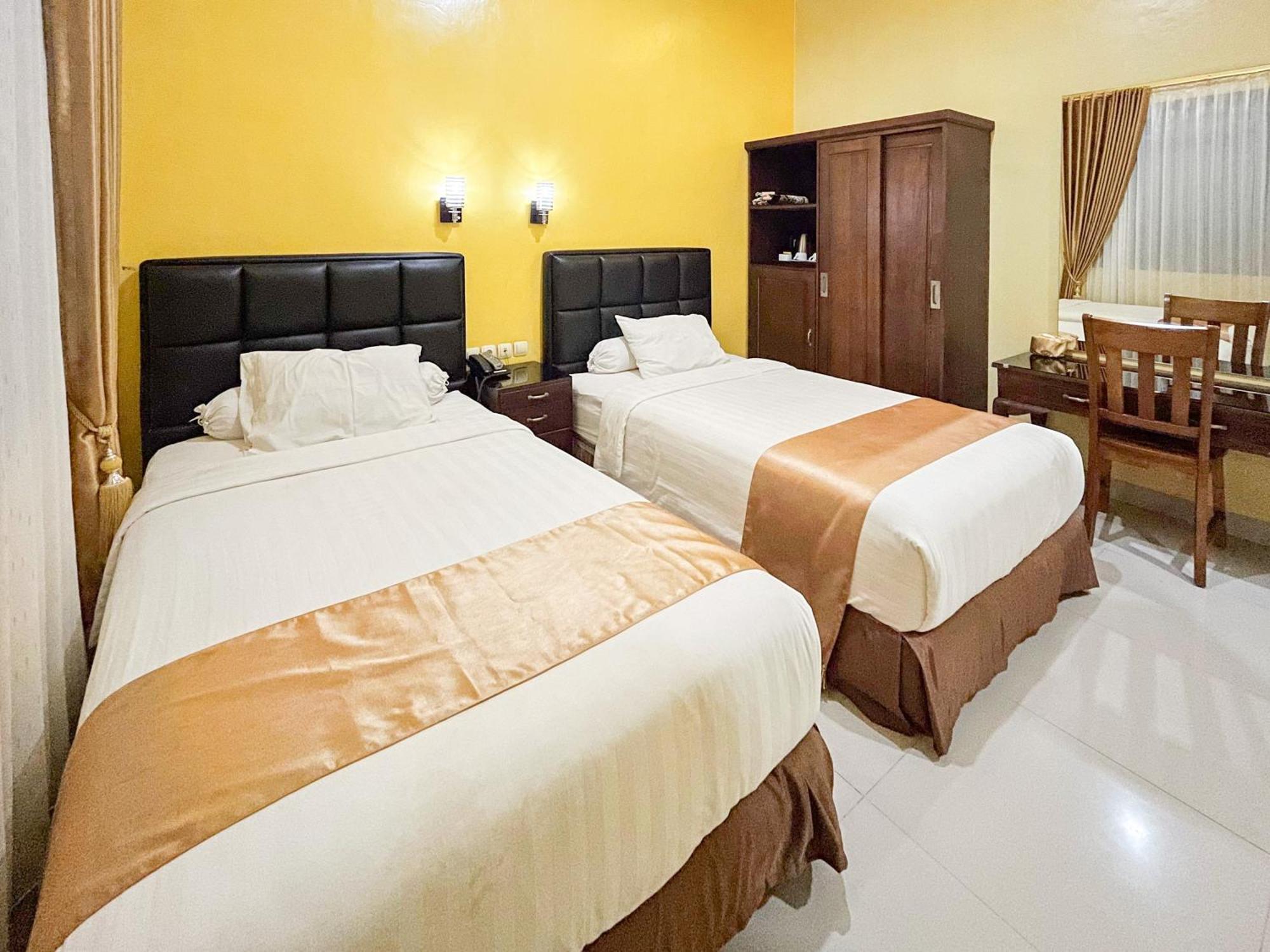 Kartika Hotel Syariah Pacitan Mitra Reddoorz エクステリア 写真