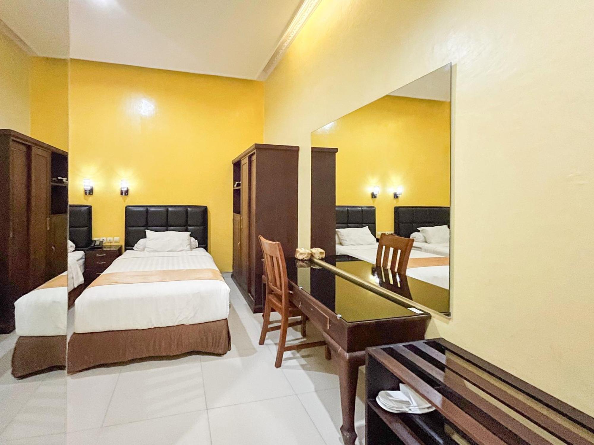 Kartika Hotel Syariah Pacitan Mitra Reddoorz エクステリア 写真