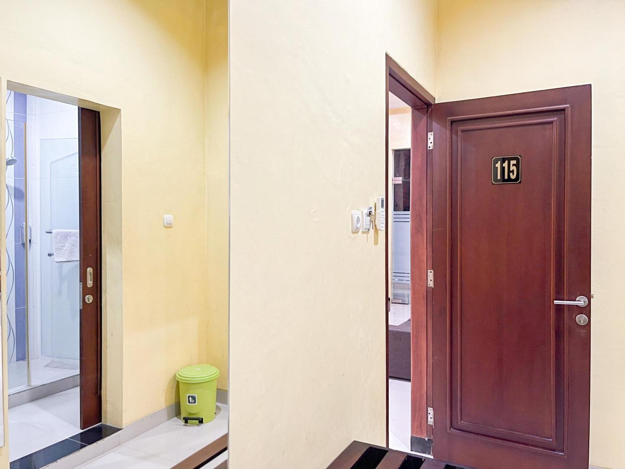 Kartika Hotel Syariah Pacitan Mitra Reddoorz エクステリア 写真