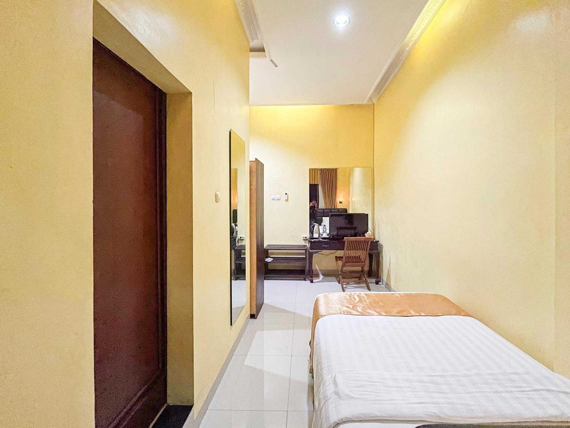 Kartika Hotel Syariah Pacitan Mitra Reddoorz エクステリア 写真