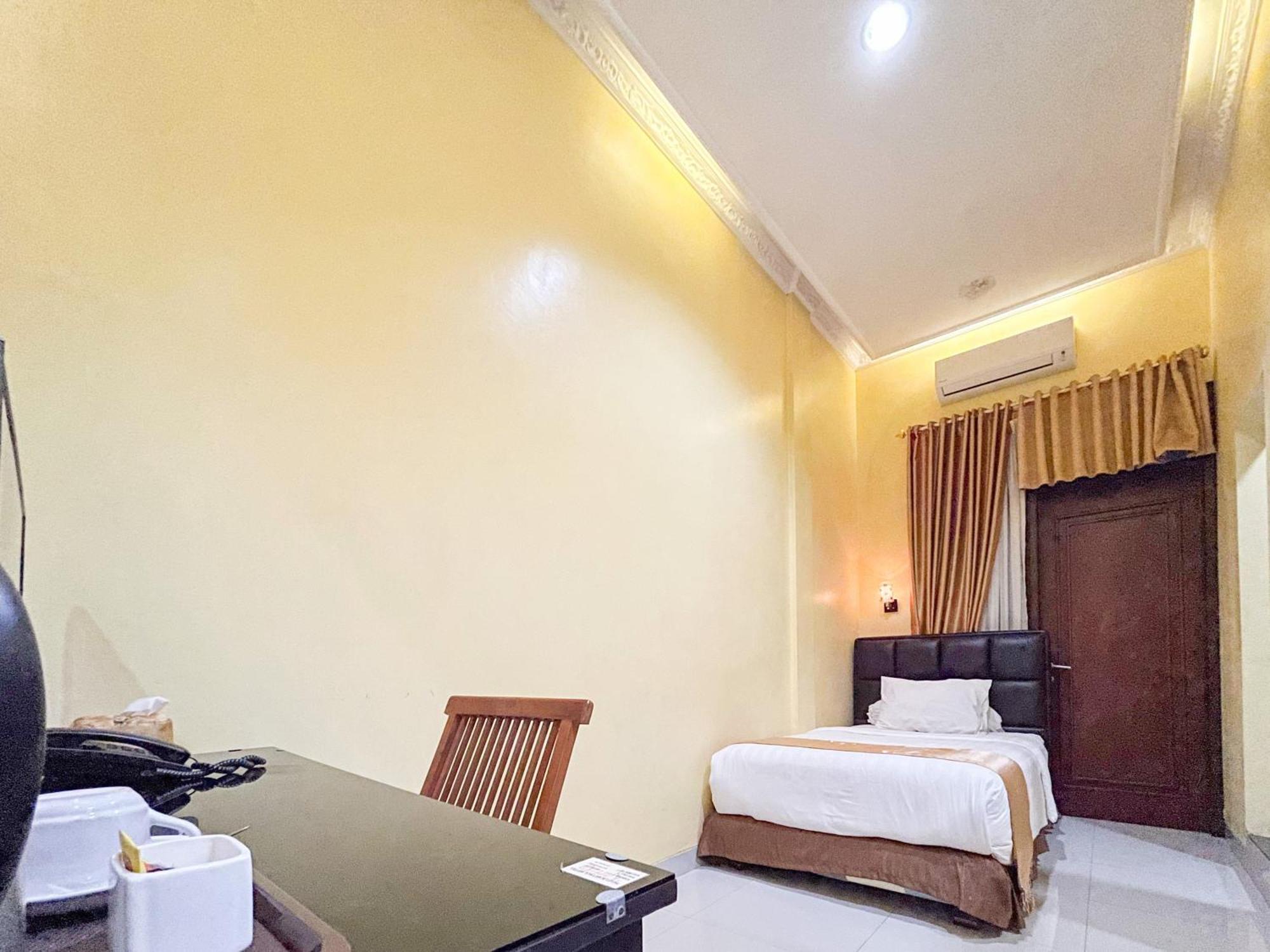 Kartika Hotel Syariah Pacitan Mitra Reddoorz エクステリア 写真