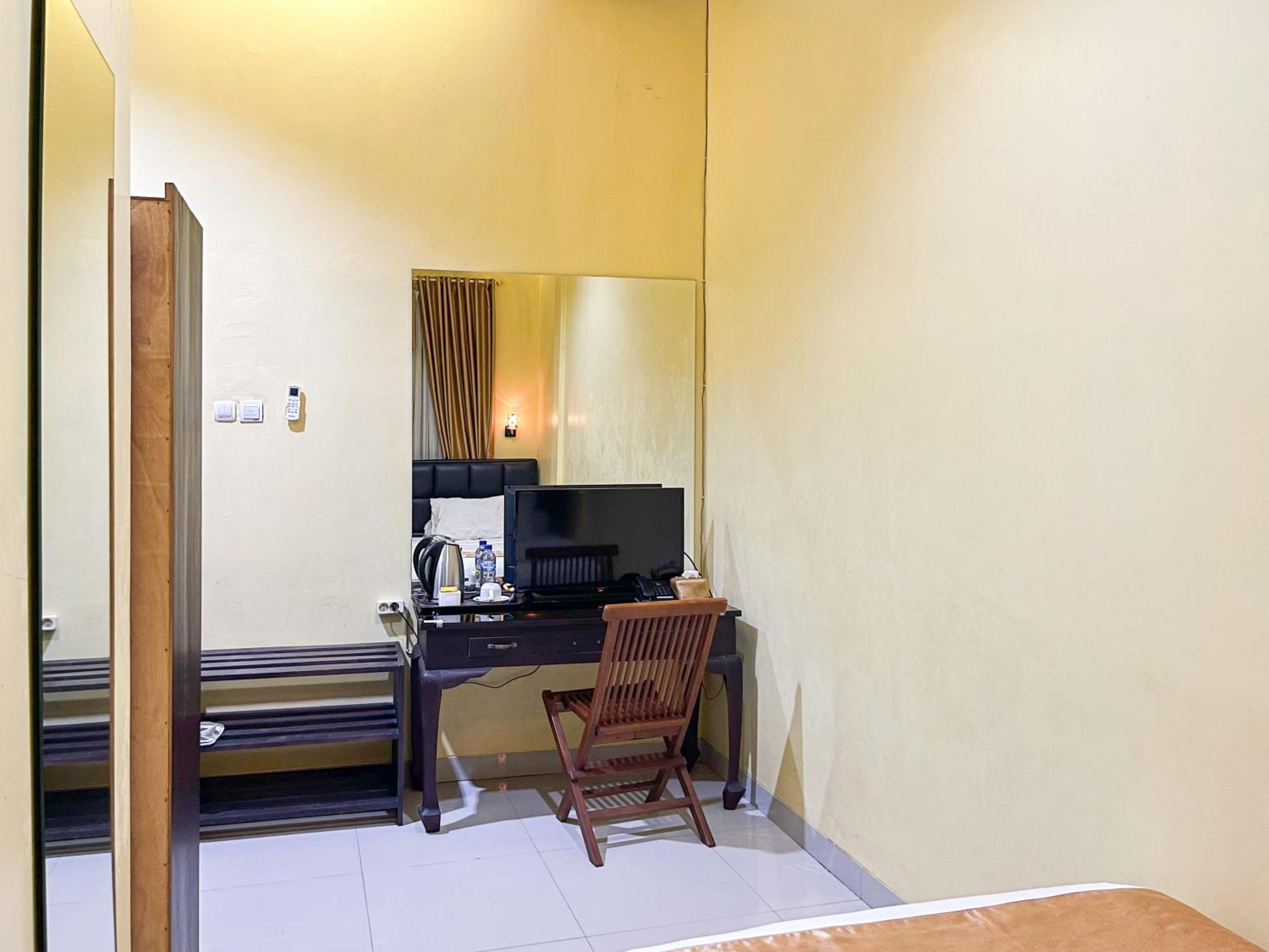 Kartika Hotel Syariah Pacitan Mitra Reddoorz エクステリア 写真