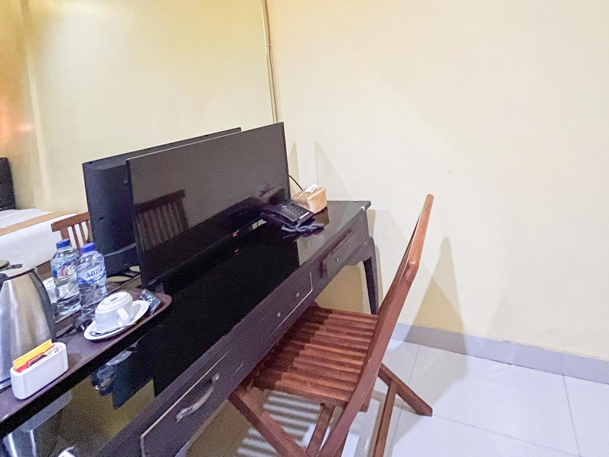 Kartika Hotel Syariah Pacitan Mitra Reddoorz エクステリア 写真