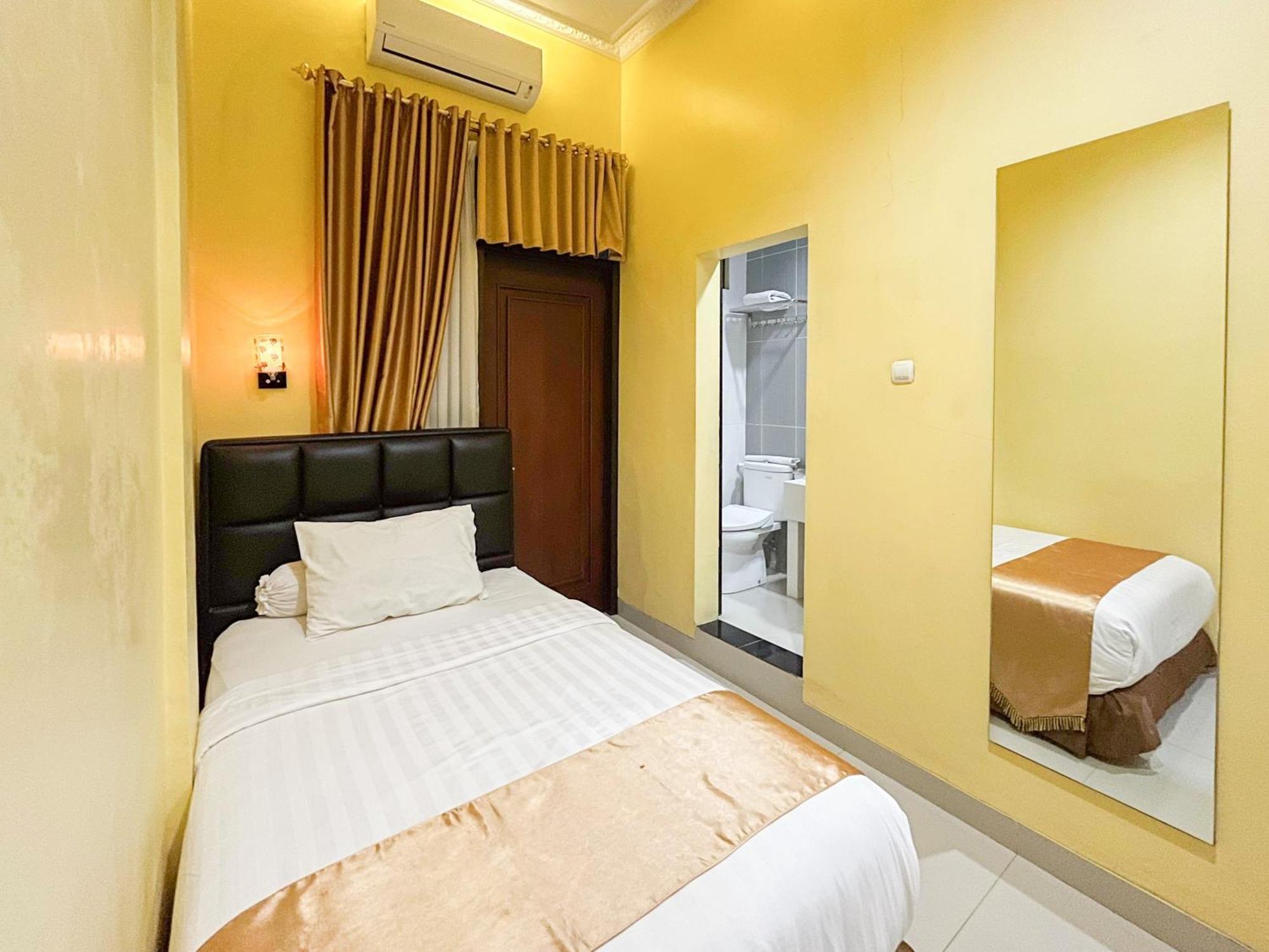 Kartika Hotel Syariah Pacitan Mitra Reddoorz エクステリア 写真