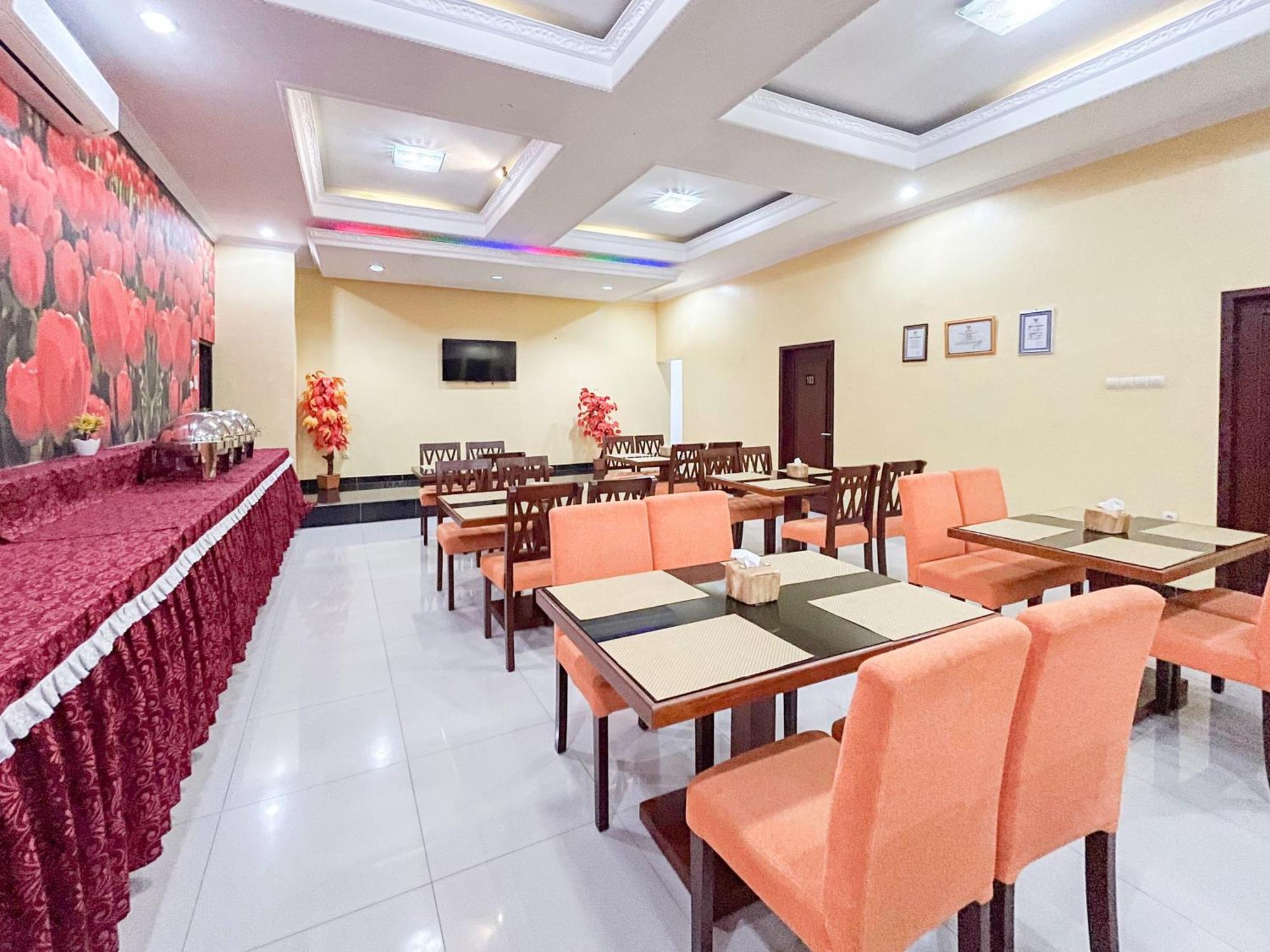 Kartika Hotel Syariah Pacitan Mitra Reddoorz エクステリア 写真