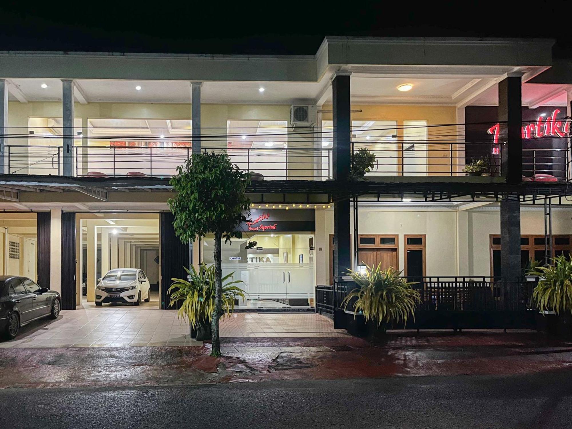 Kartika Hotel Syariah Pacitan Mitra Reddoorz エクステリア 写真