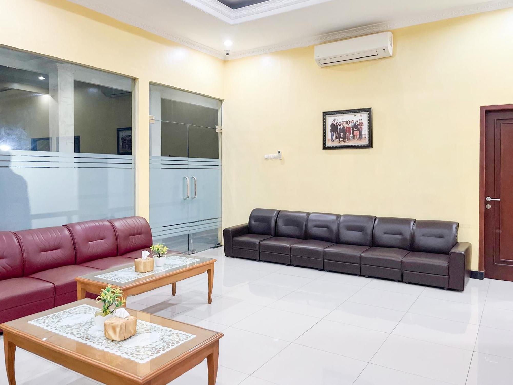 Kartika Hotel Syariah Pacitan Mitra Reddoorz エクステリア 写真