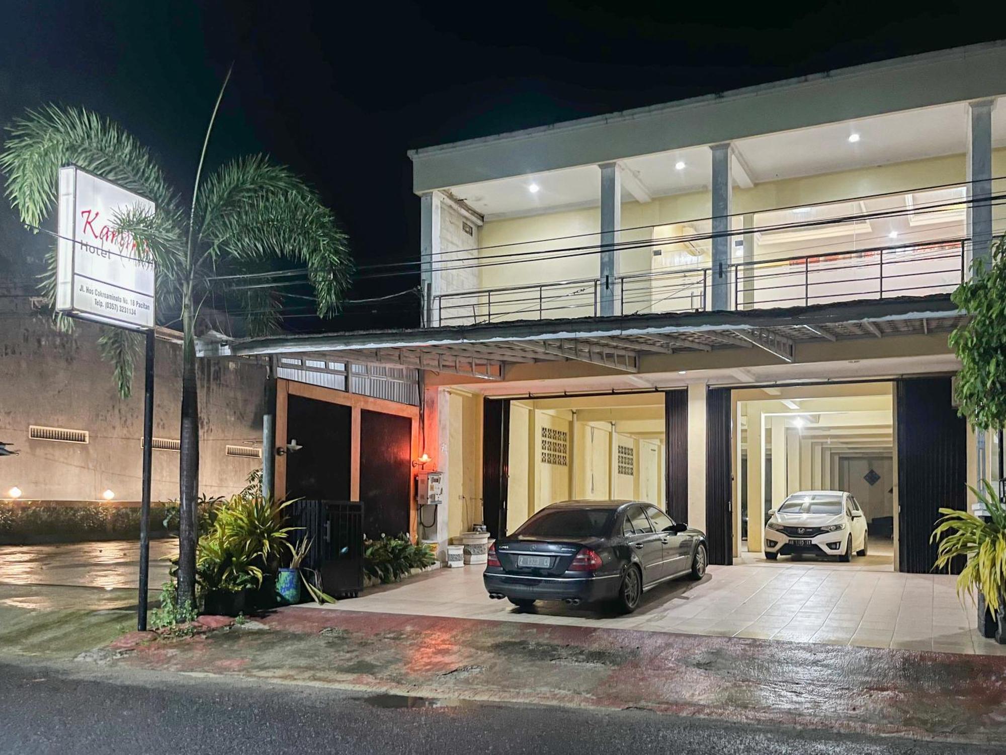 Kartika Hotel Syariah Pacitan Mitra Reddoorz エクステリア 写真