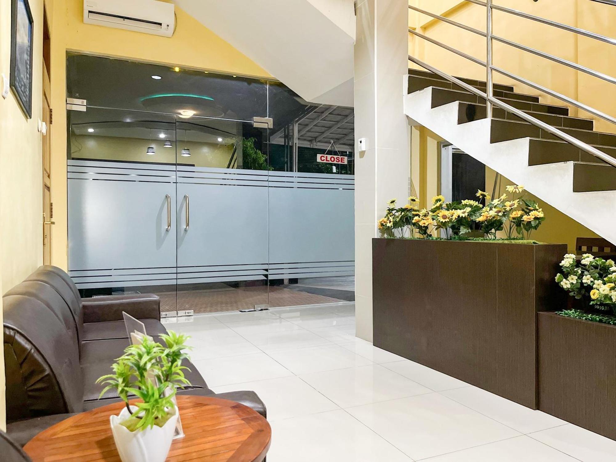 Kartika Hotel Syariah Pacitan Mitra Reddoorz エクステリア 写真