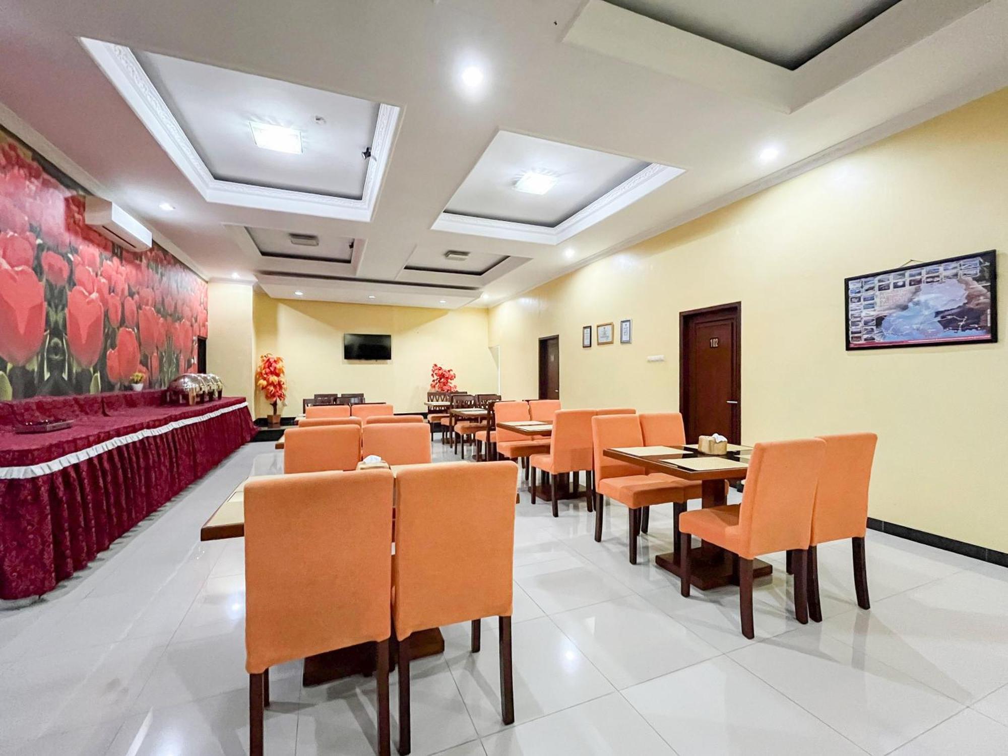 Kartika Hotel Syariah Pacitan Mitra Reddoorz エクステリア 写真
