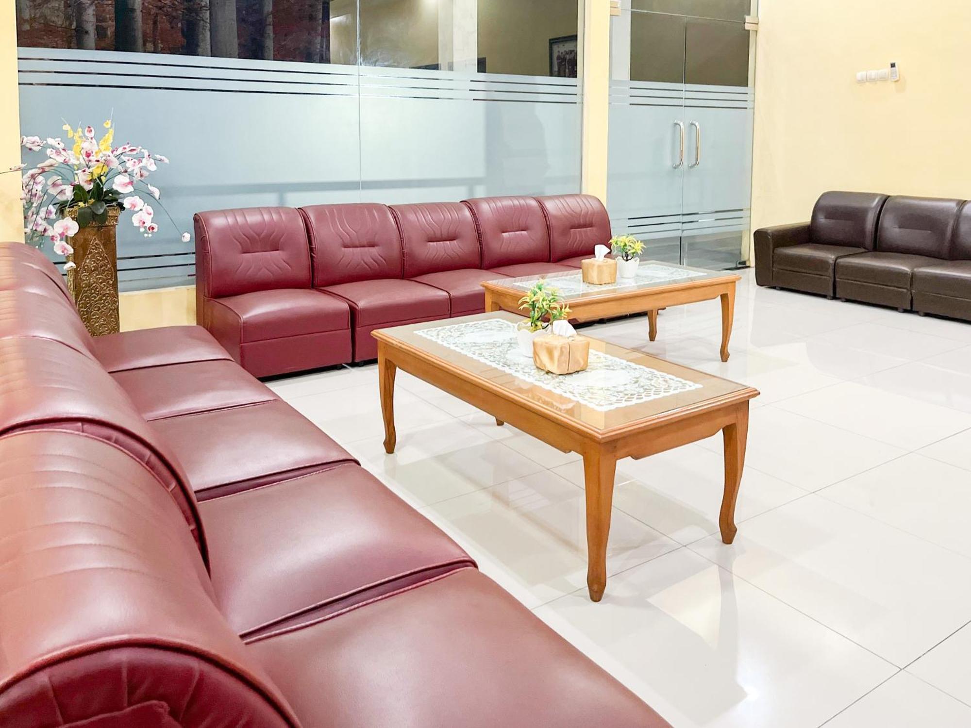 Kartika Hotel Syariah Pacitan Mitra Reddoorz エクステリア 写真