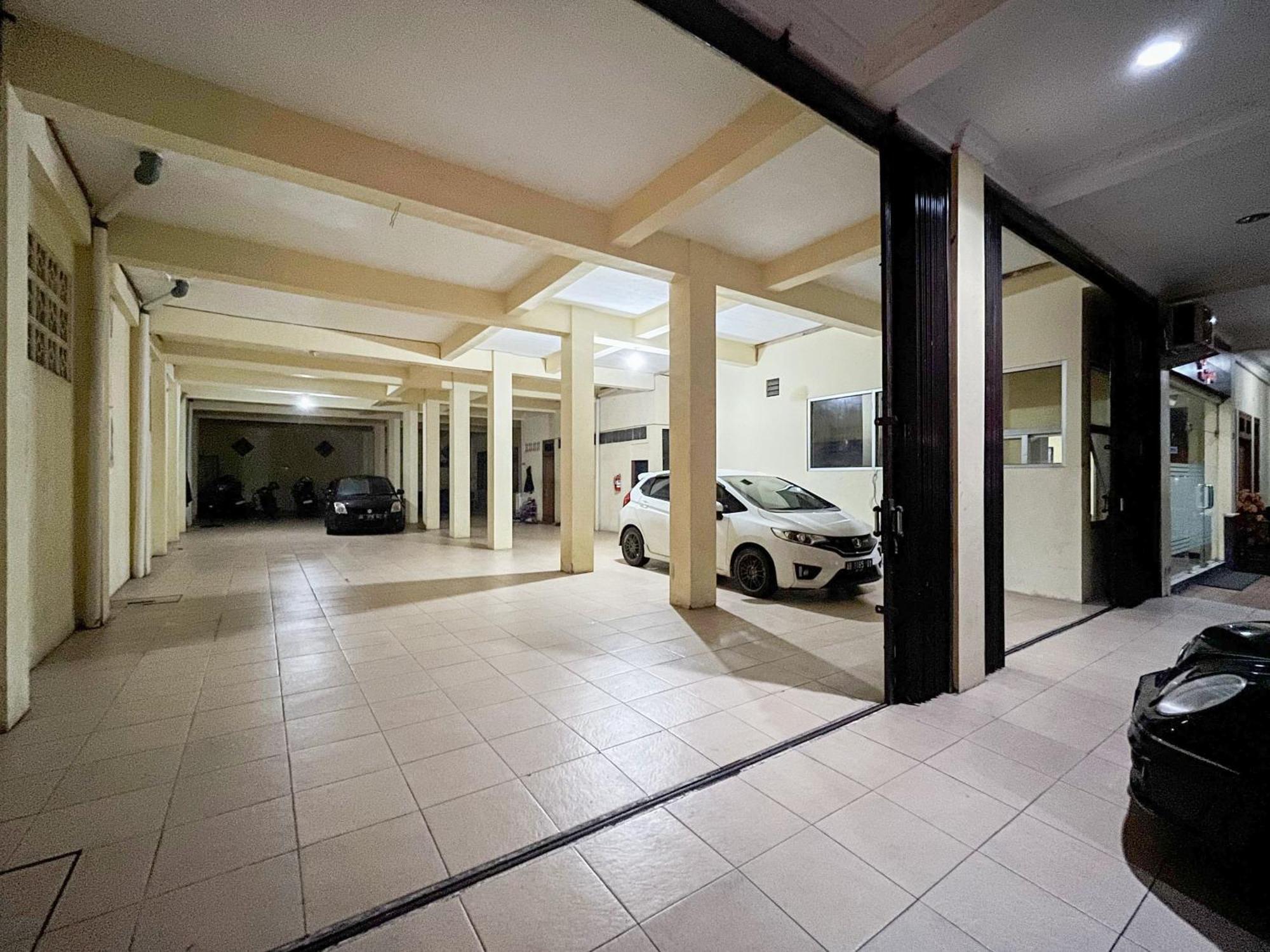 Kartika Hotel Syariah Pacitan Mitra Reddoorz エクステリア 写真