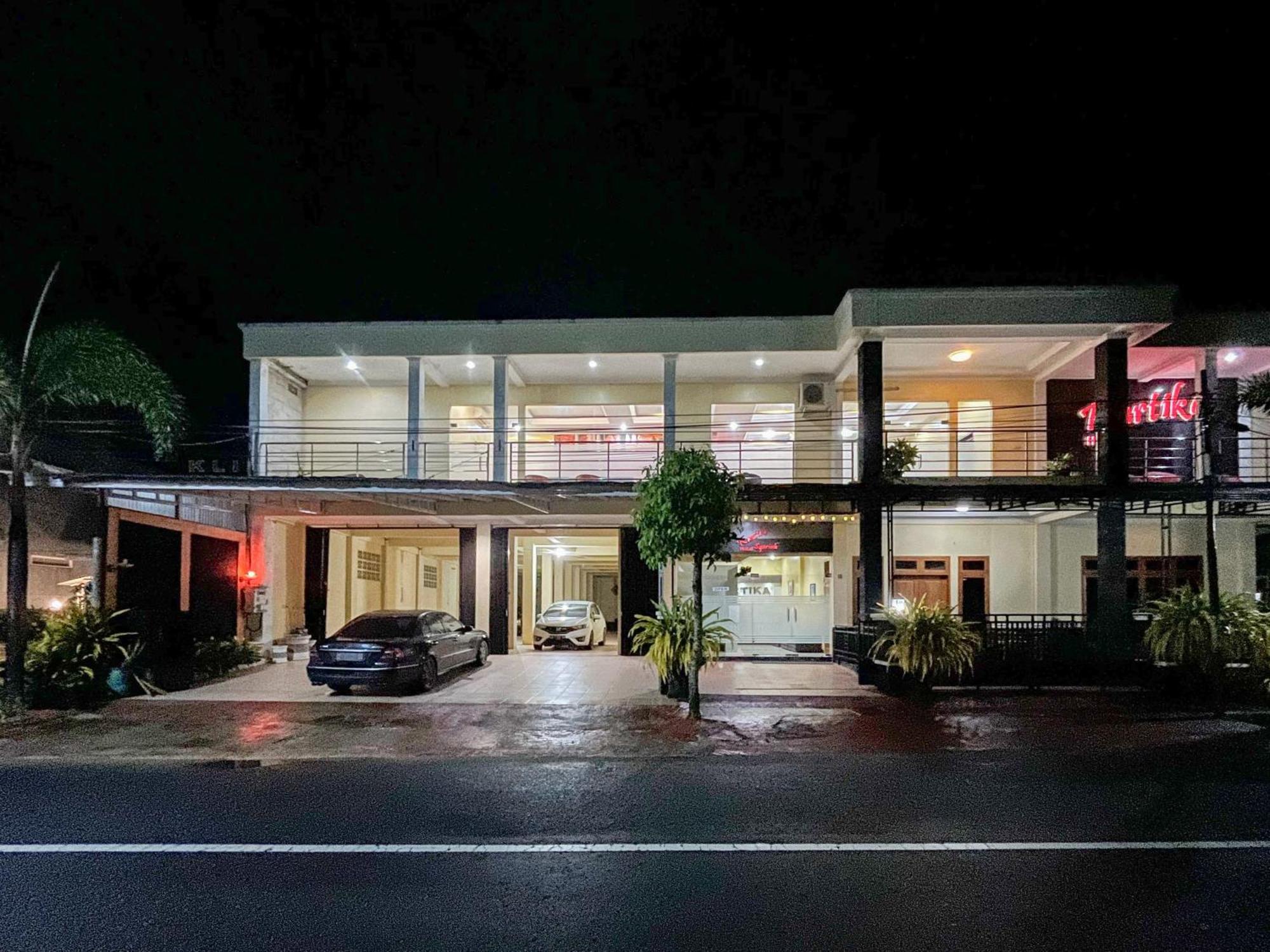 Kartika Hotel Syariah Pacitan Mitra Reddoorz エクステリア 写真
