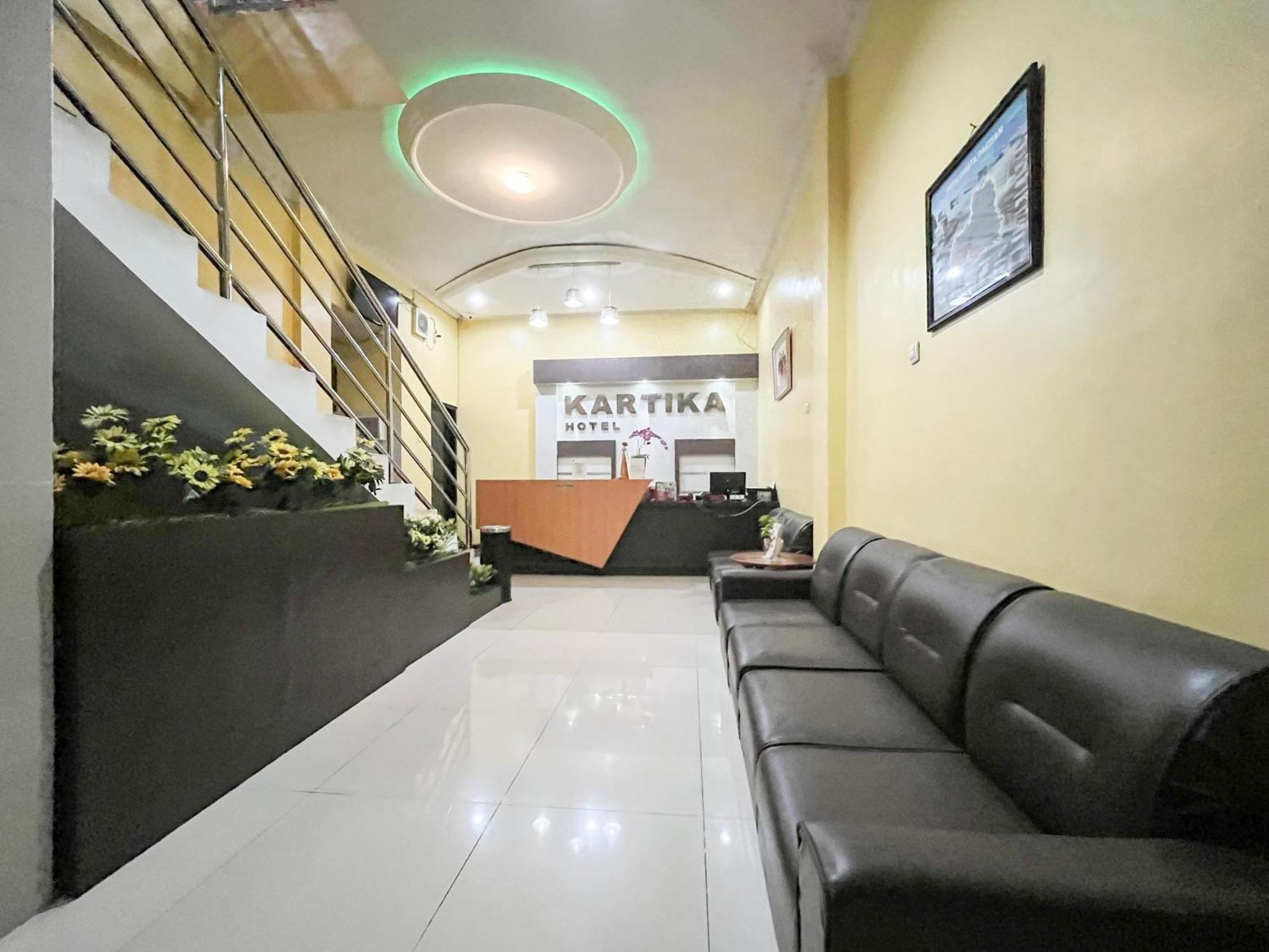 Kartika Hotel Syariah Pacitan Mitra Reddoorz エクステリア 写真